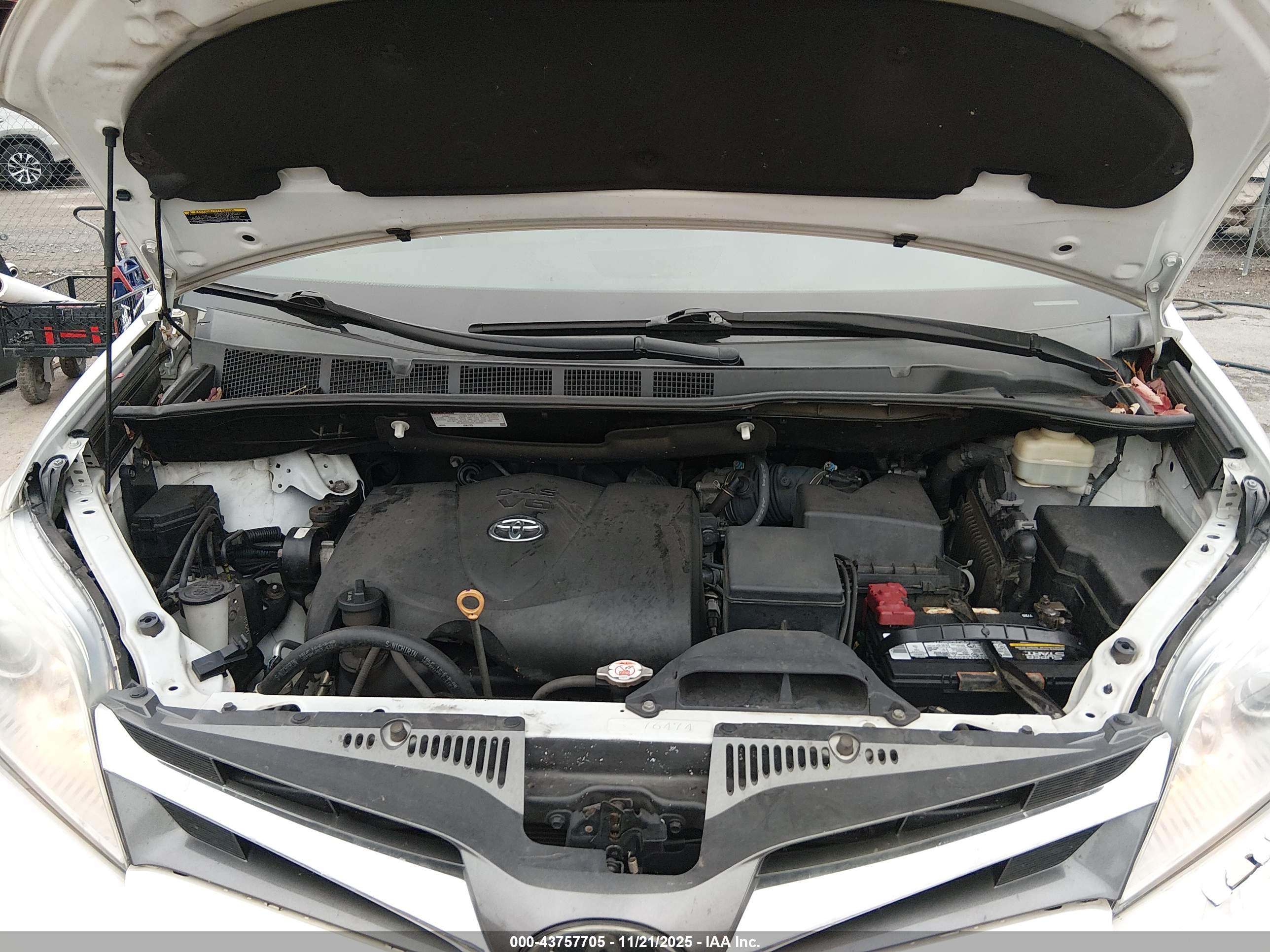 TOYOTA SIENNA image 10