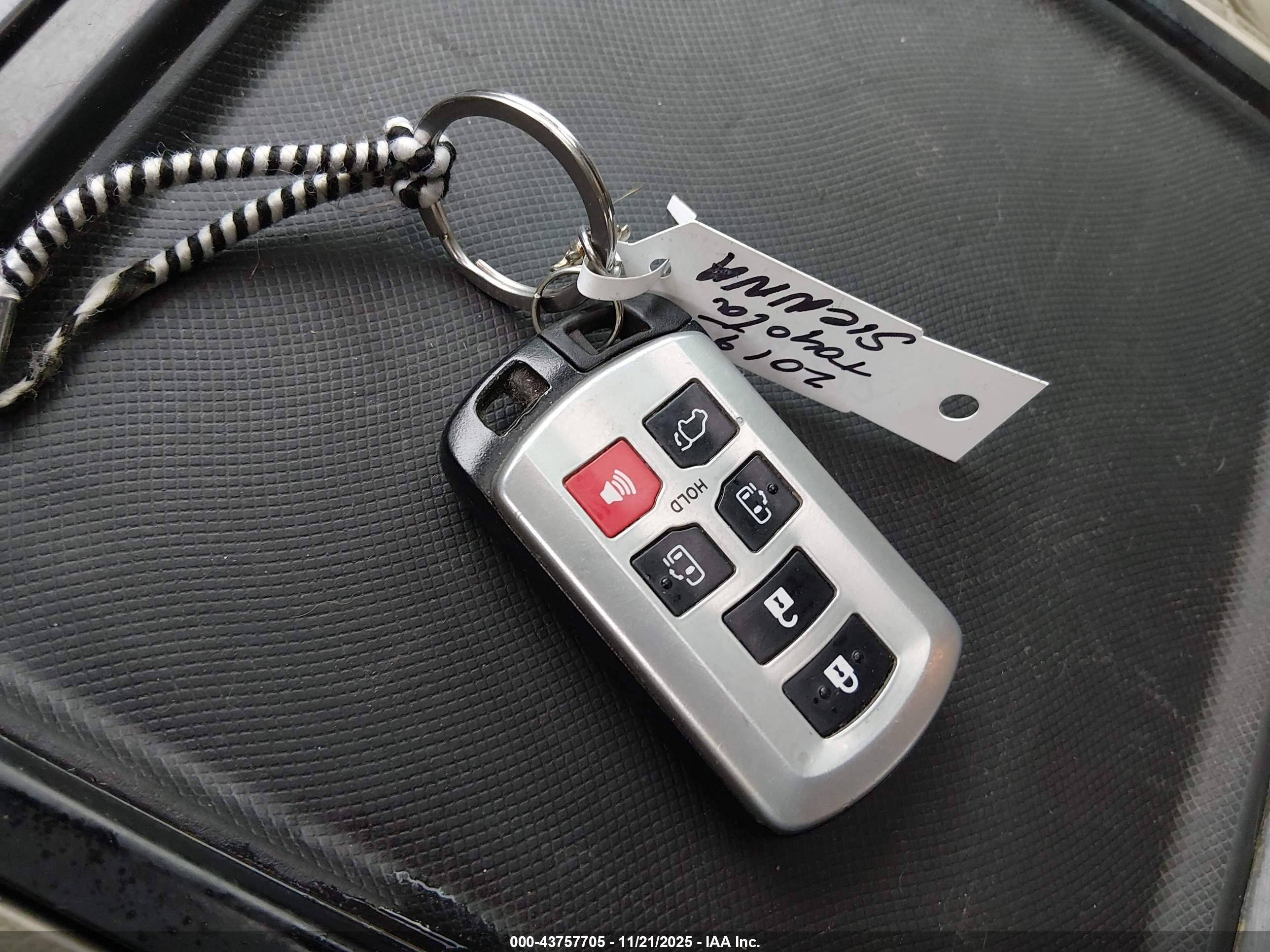 TOYOTA SIENNA image 11