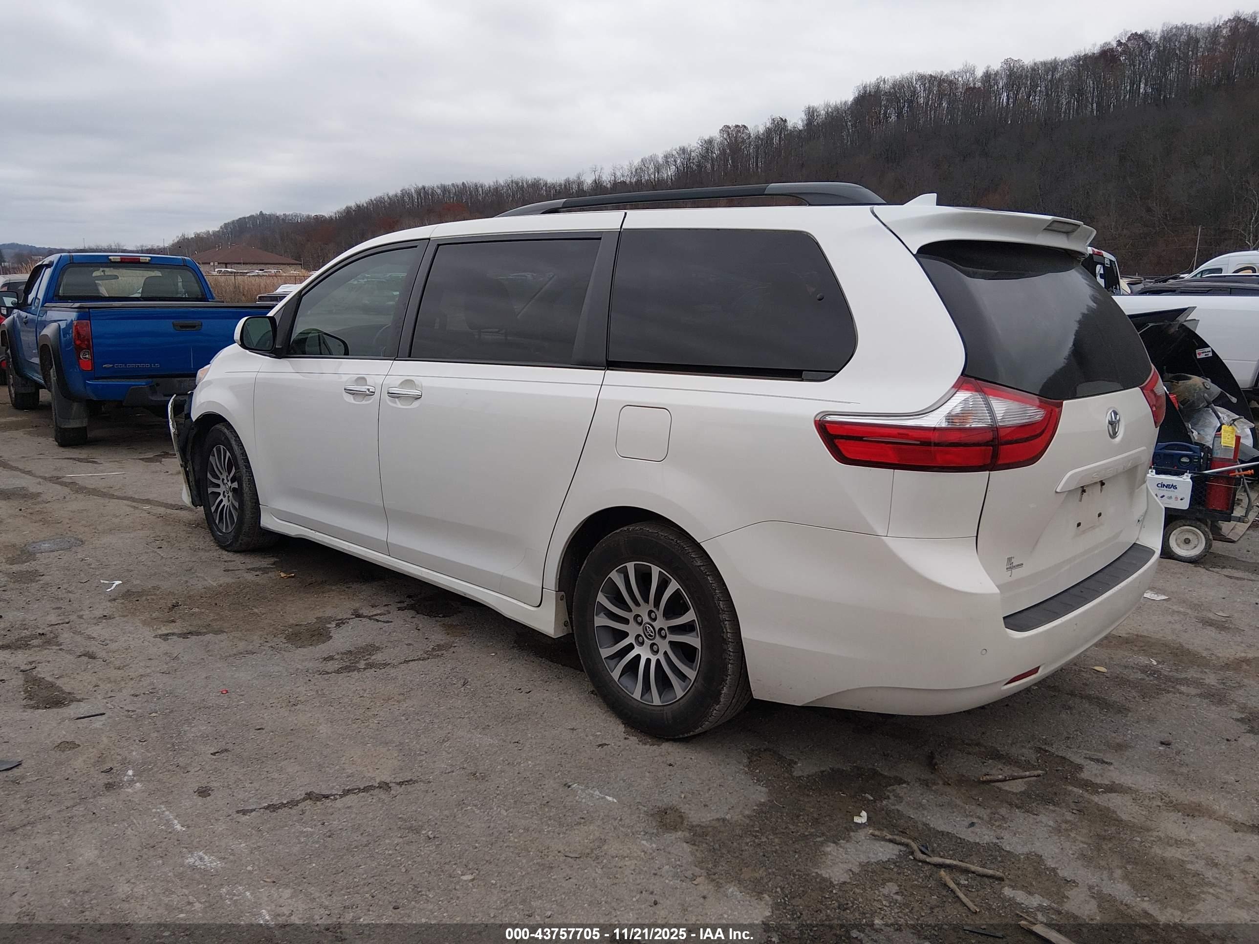 TOYOTA SIENNA image 3