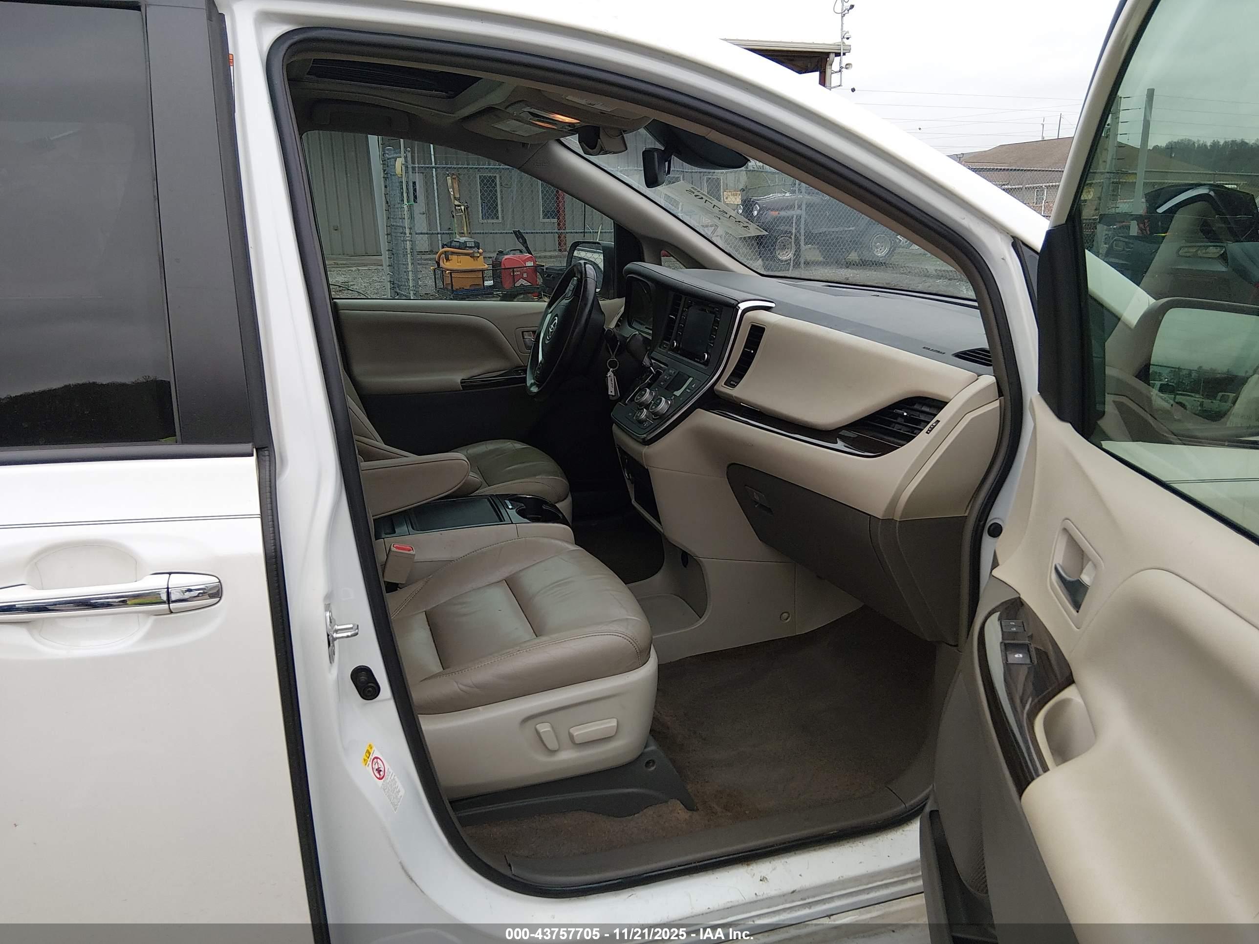 TOYOTA SIENNA image 5