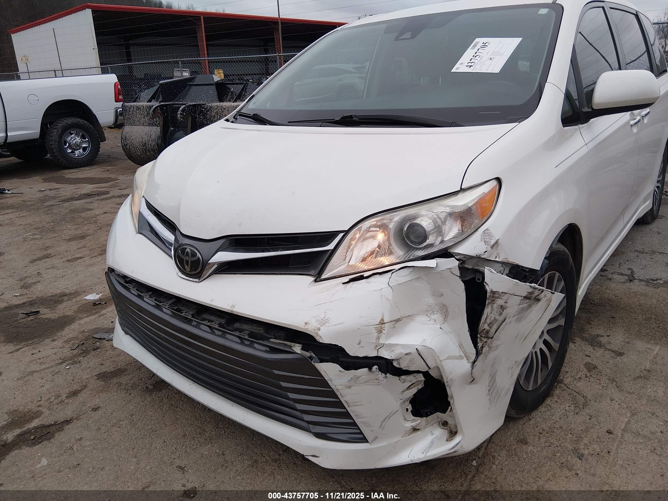 TOYOTA SIENNA image 6