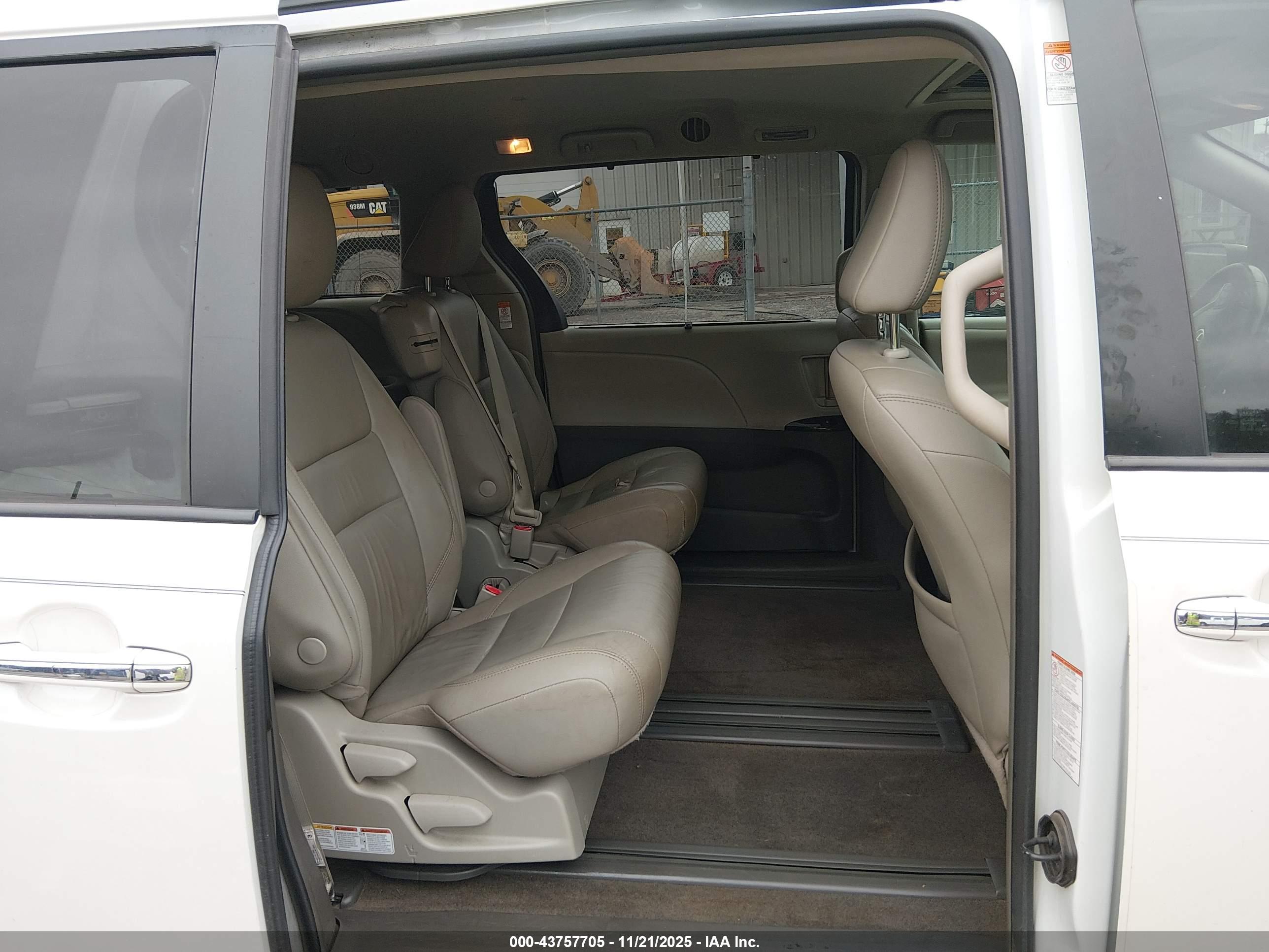TOYOTA SIENNA image 8