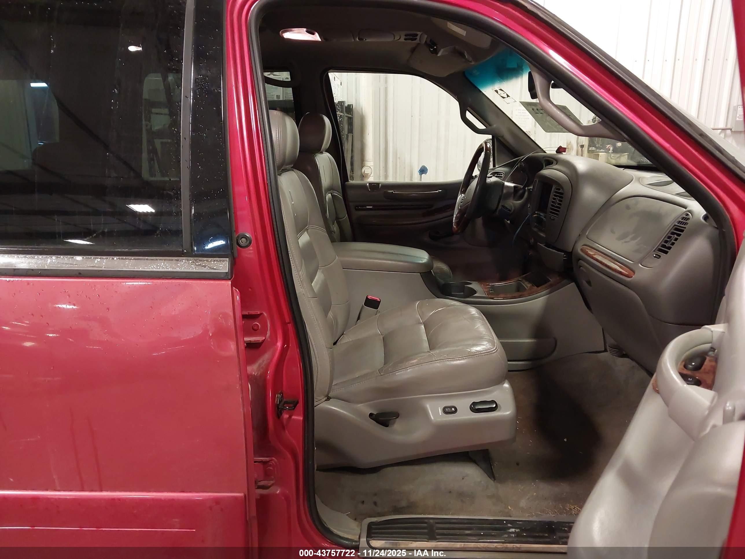 LINCOLN NAVIGATOR image 5
