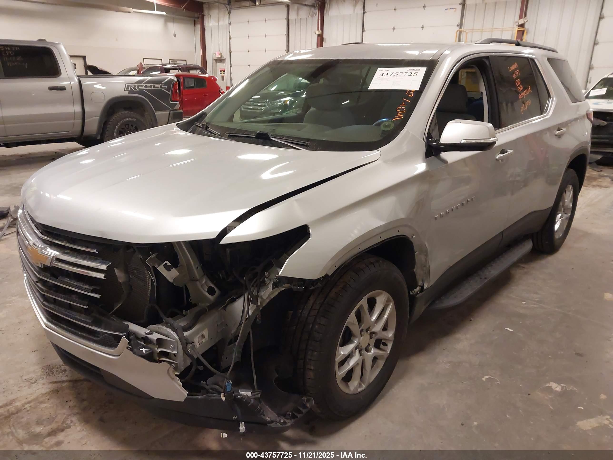 CHEVROLET TRAVERSE image 2
