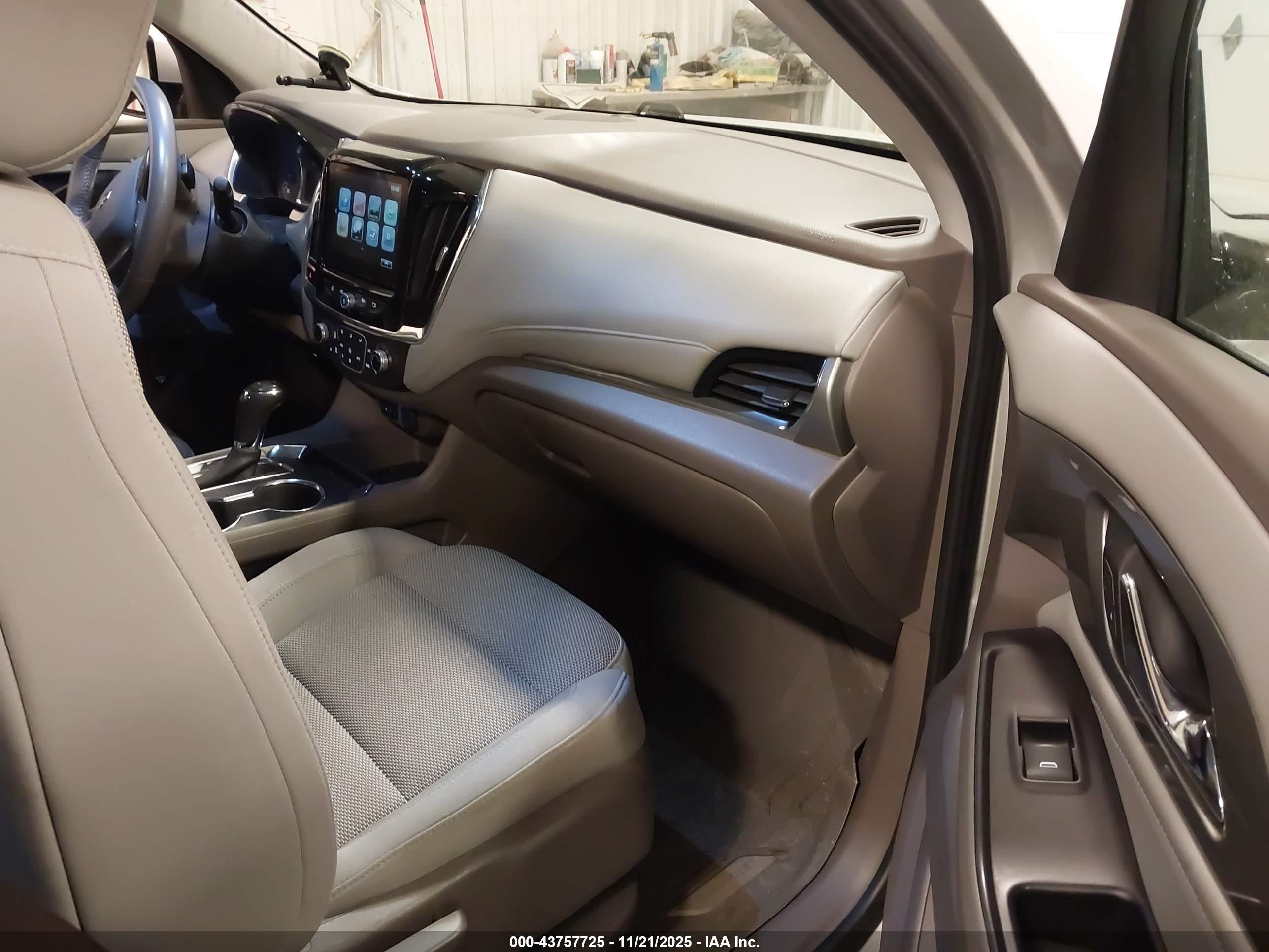 CHEVROLET TRAVERSE image 5