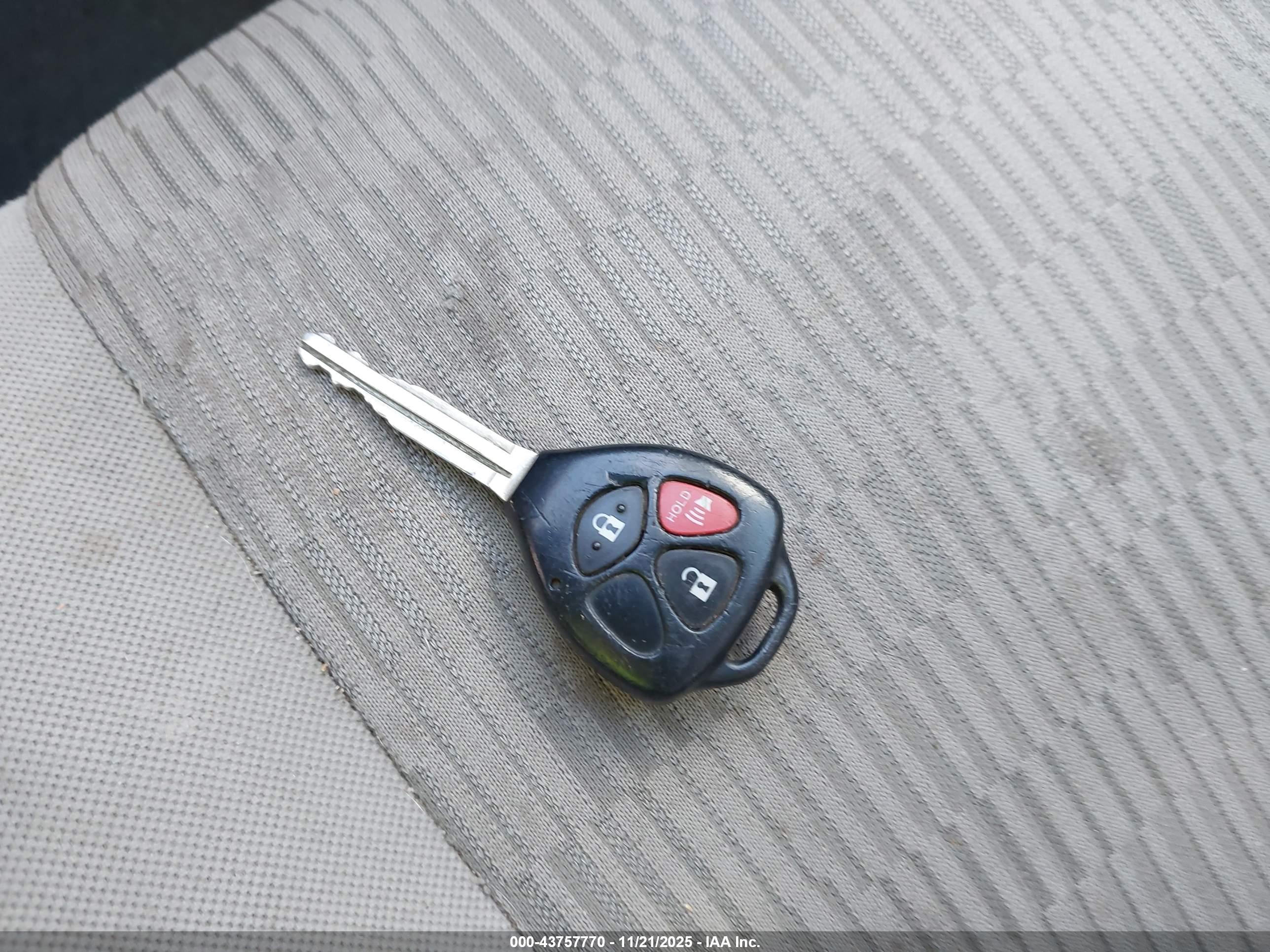 TOYOTA RAV4 image 11