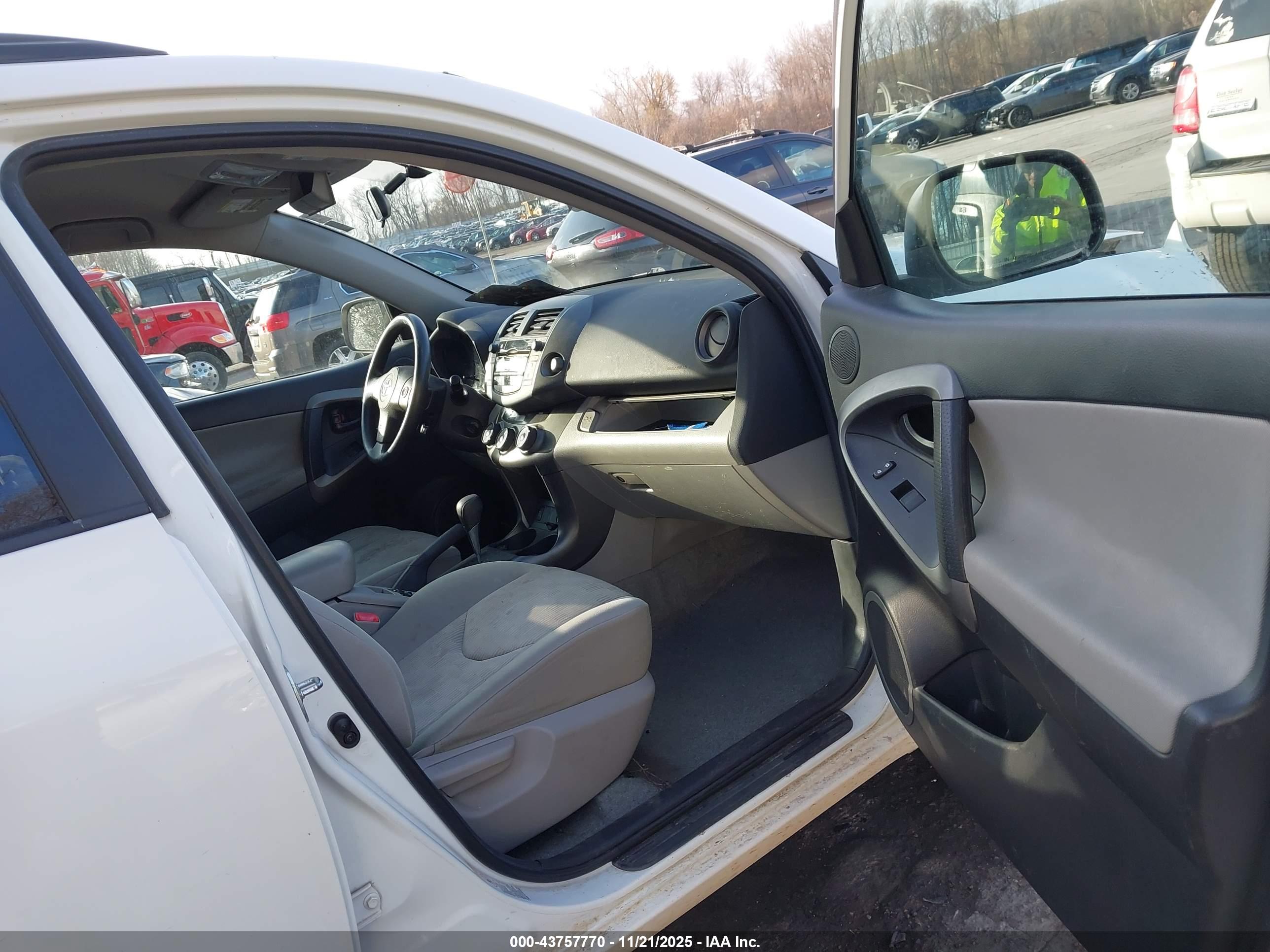 TOYOTA RAV4 image 5