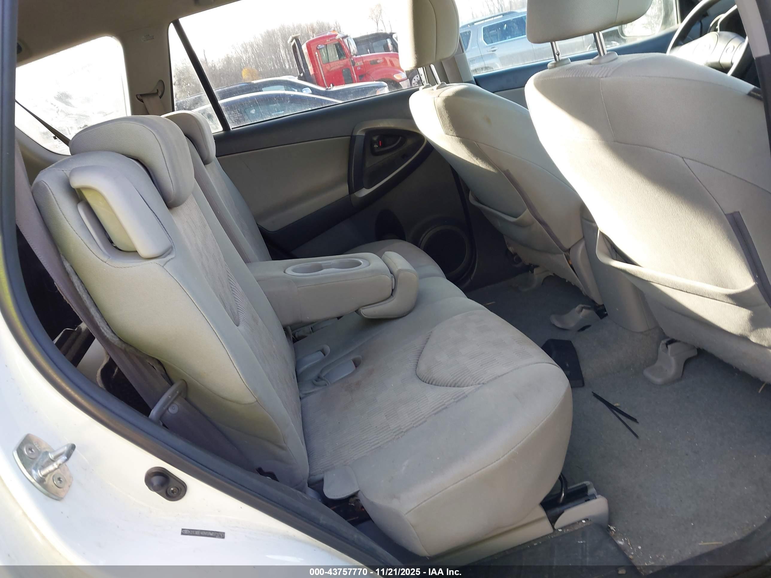 TOYOTA RAV4 image 8