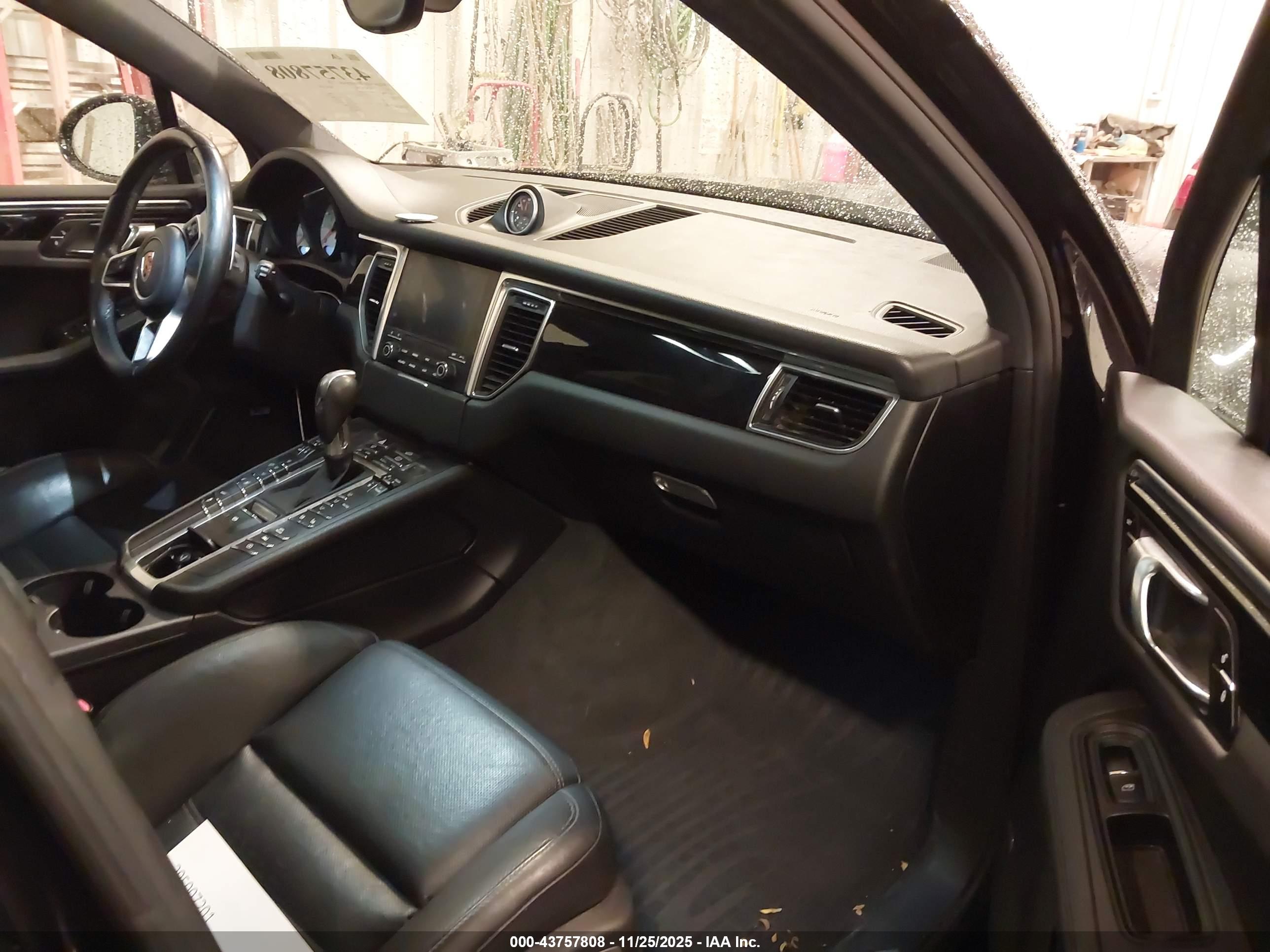 PORSCHE MACAN image 5