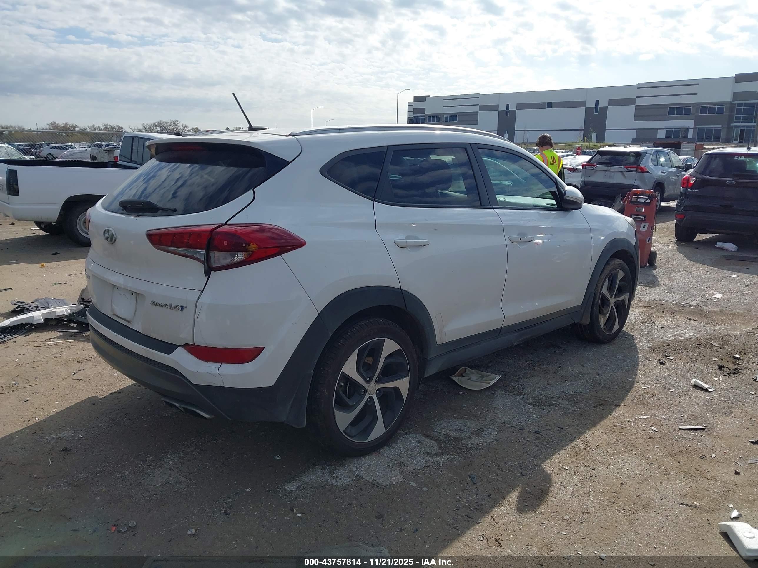 HYUNDAI TUCSON image 4