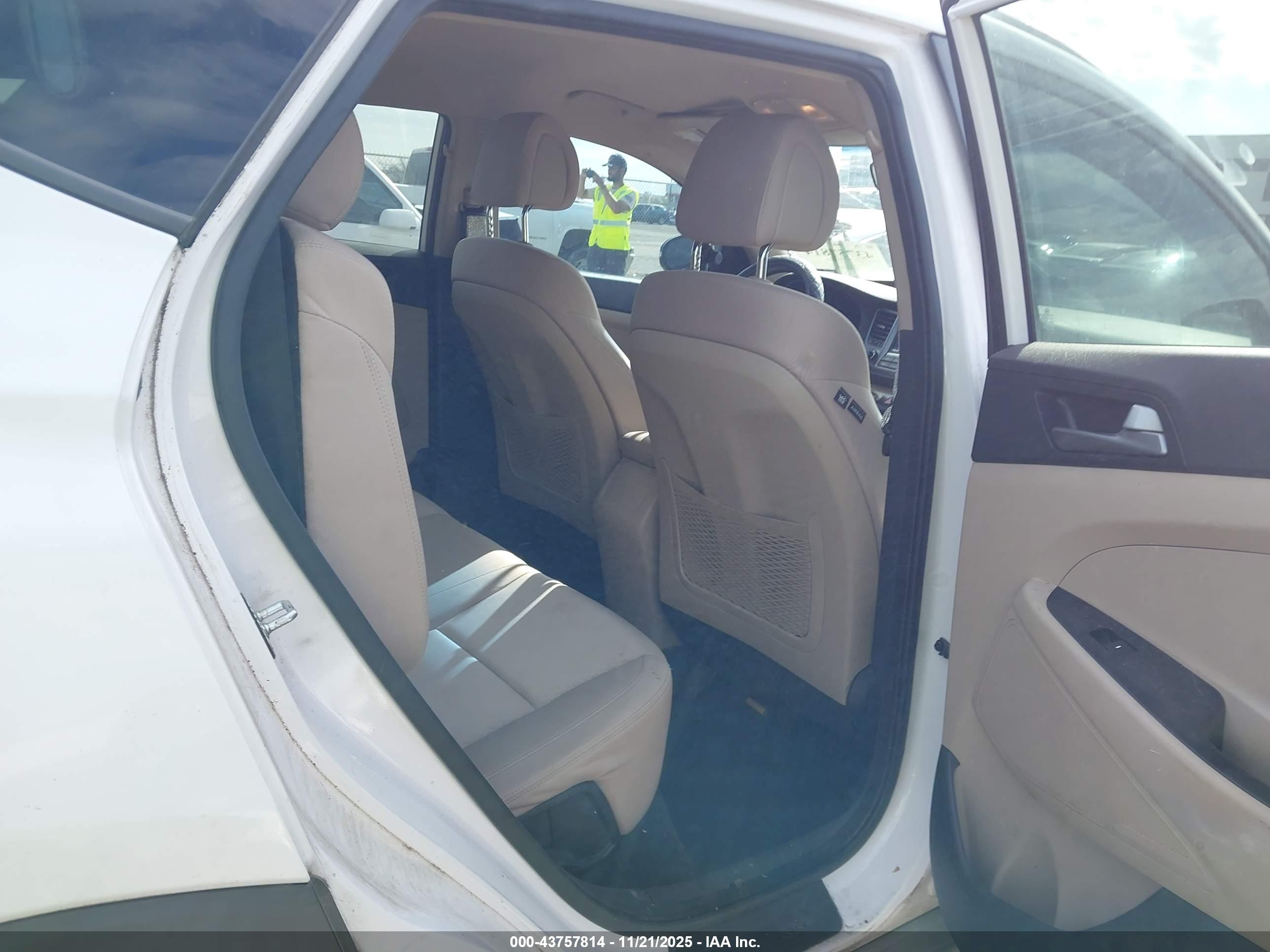 HYUNDAI TUCSON image 8