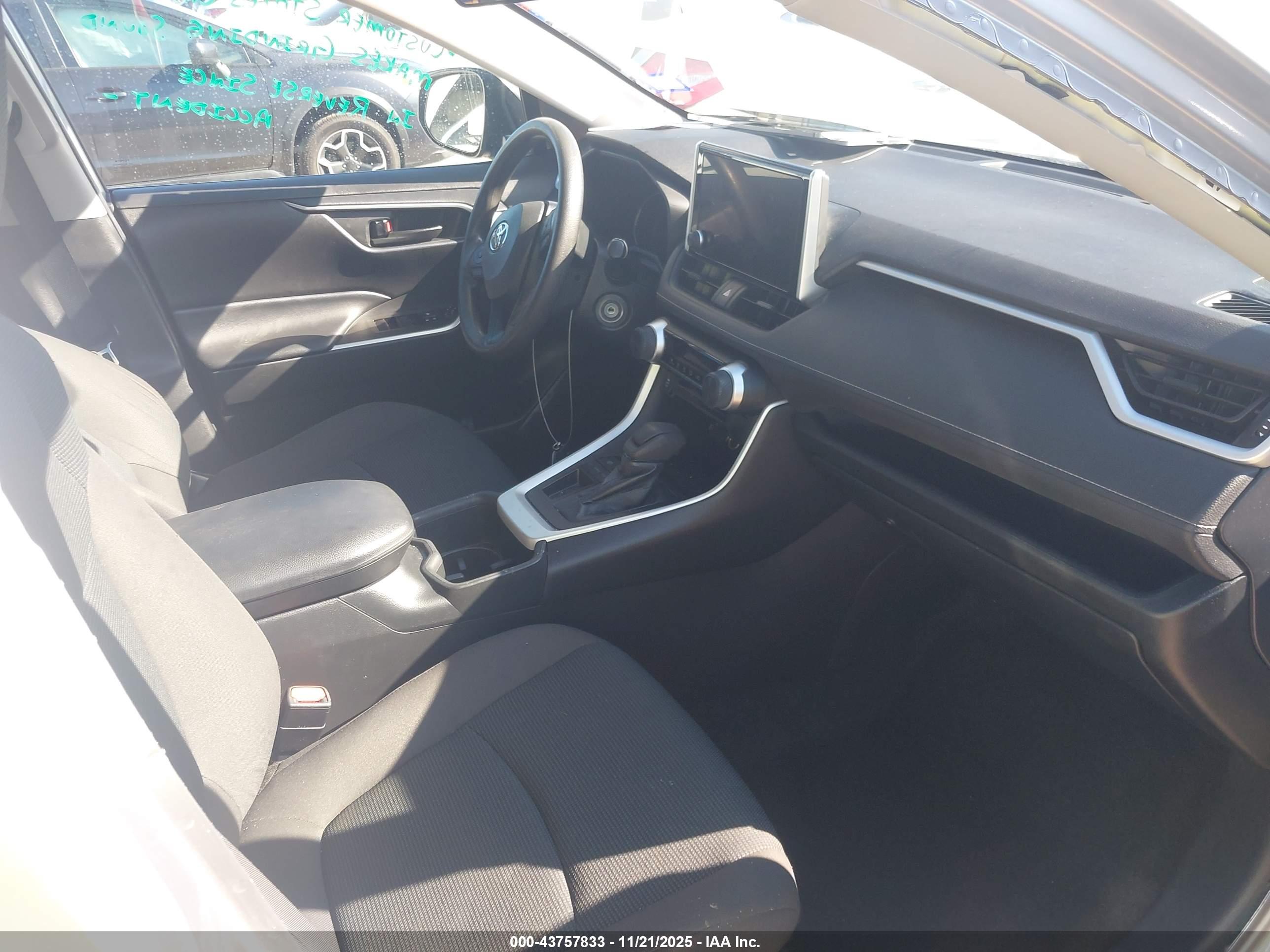 TOYOTA RAV4 image 5