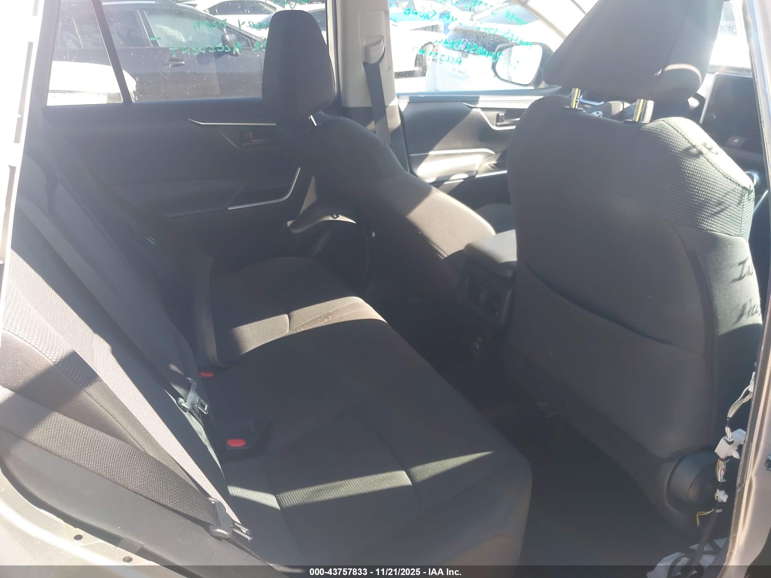 TOYOTA RAV4 image 8