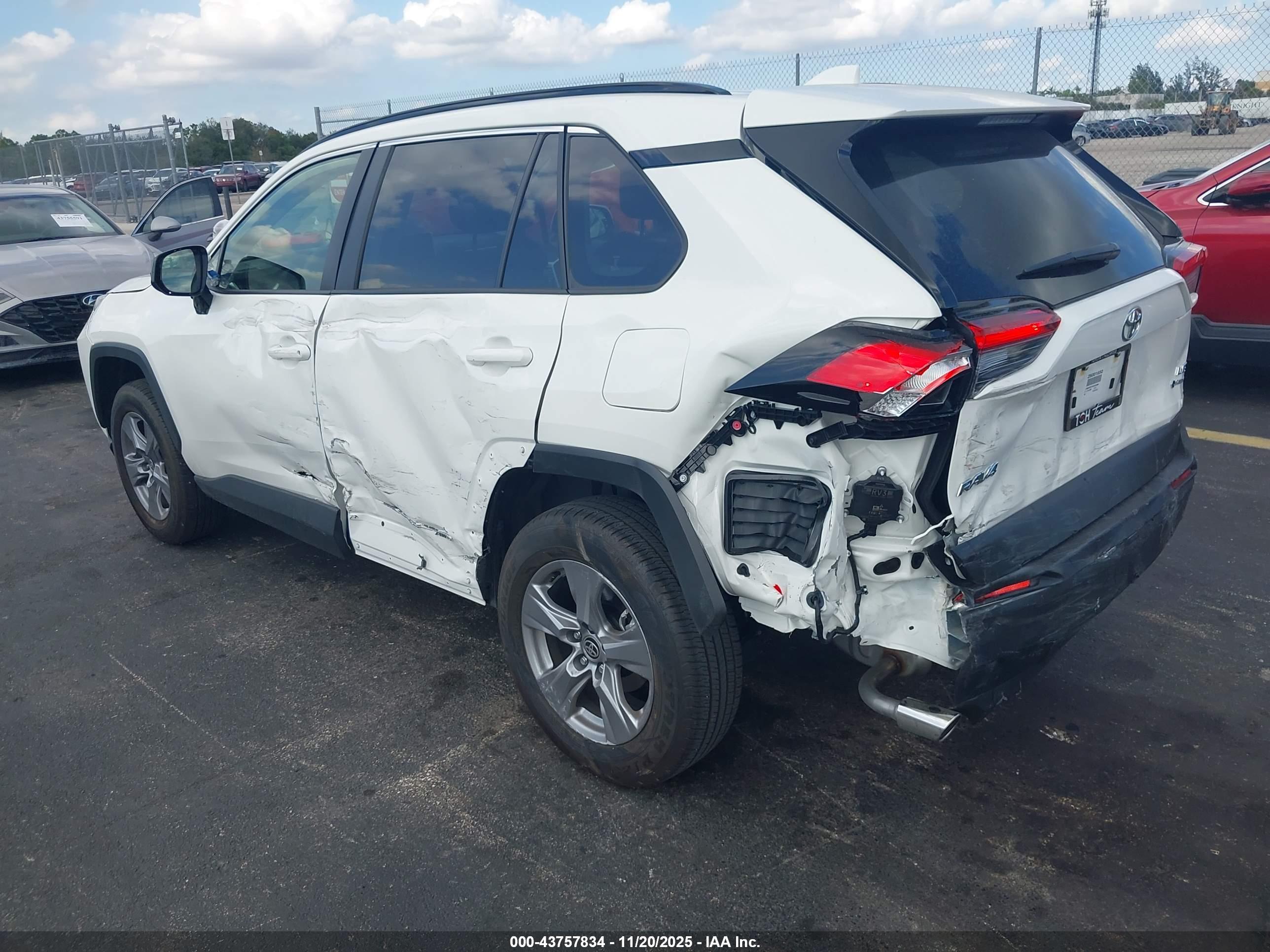 TOYOTA RAV4 image 3