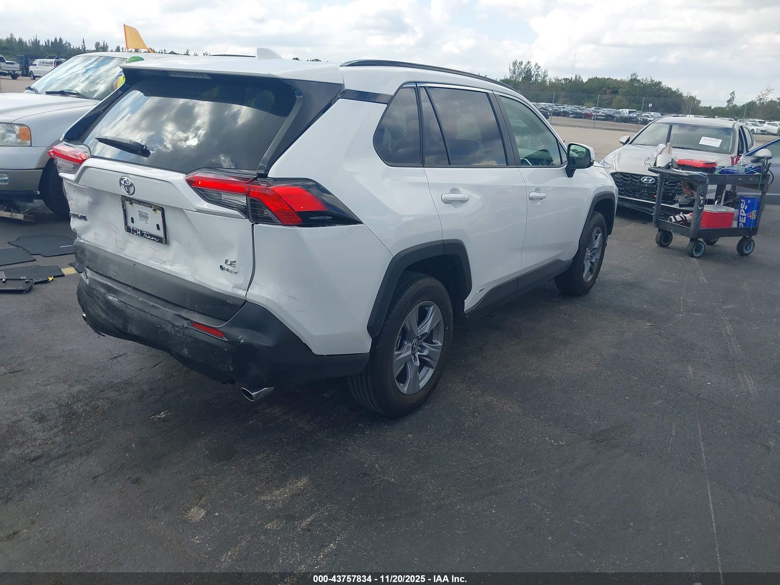 TOYOTA RAV4 image 4
