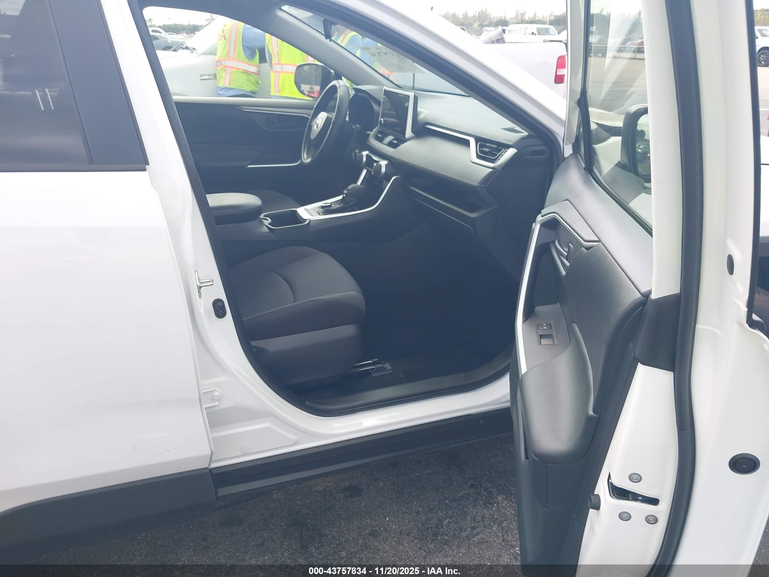 TOYOTA RAV4 image 5