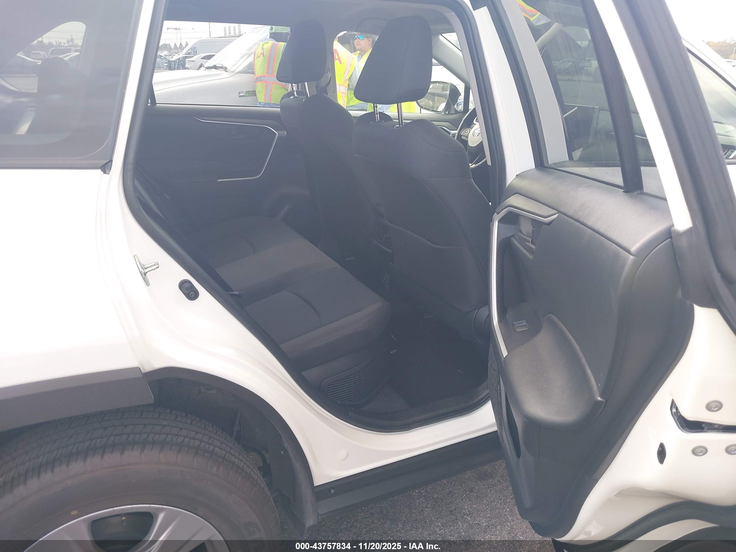 TOYOTA RAV4 image 8