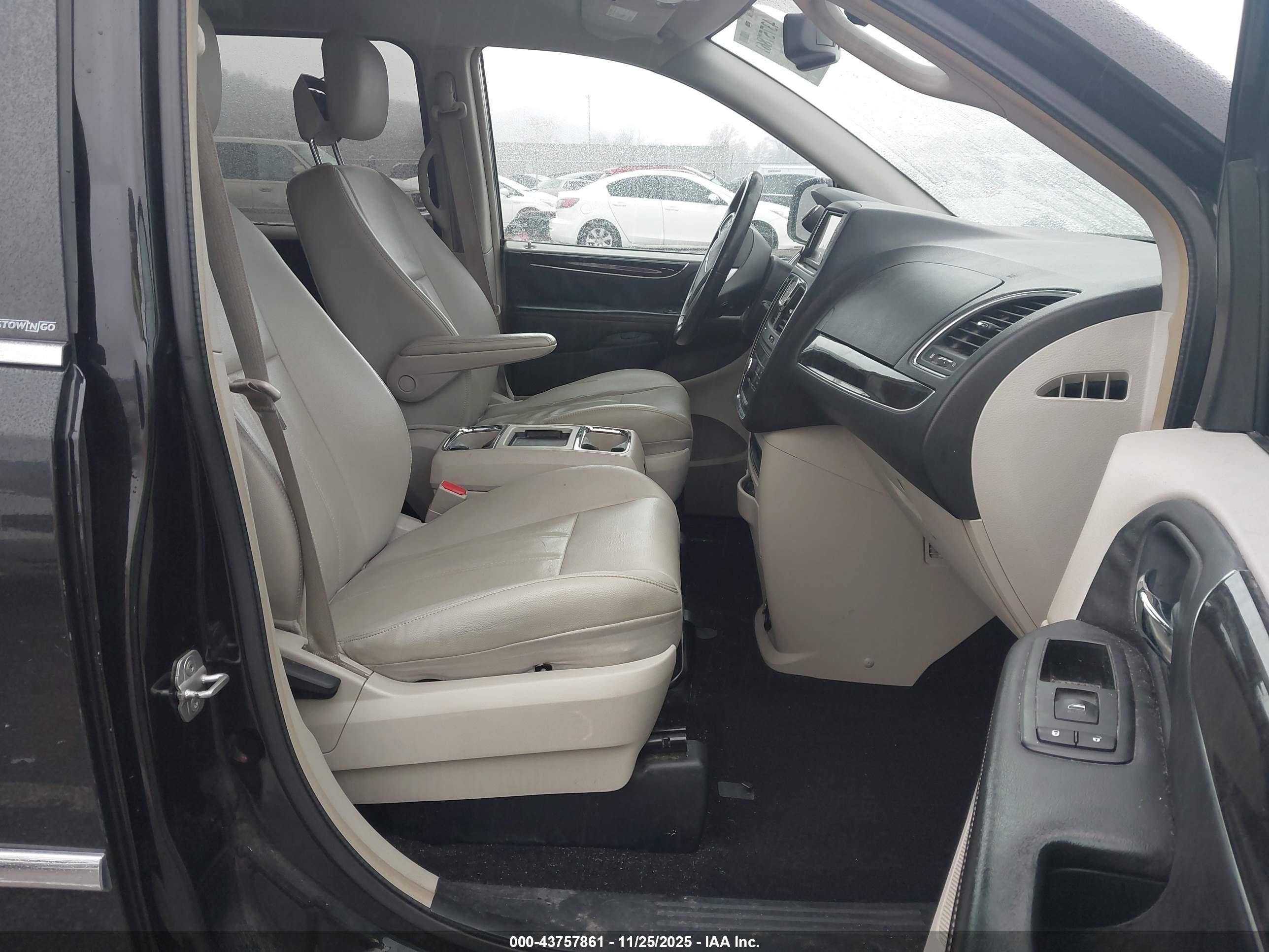 CHRYSLER TOWN image 5