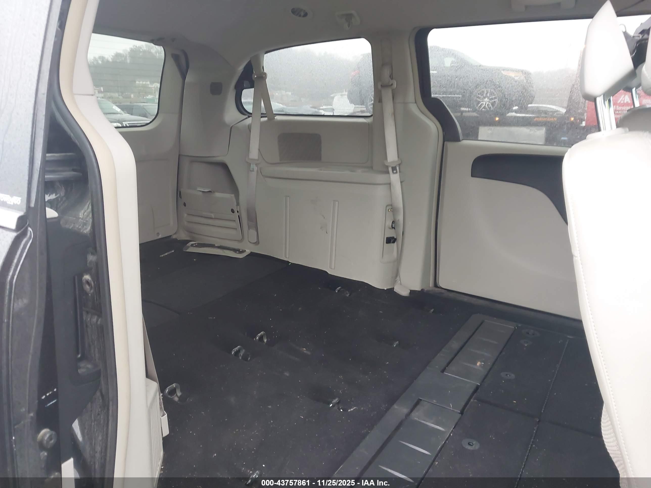 CHRYSLER TOWN image 8