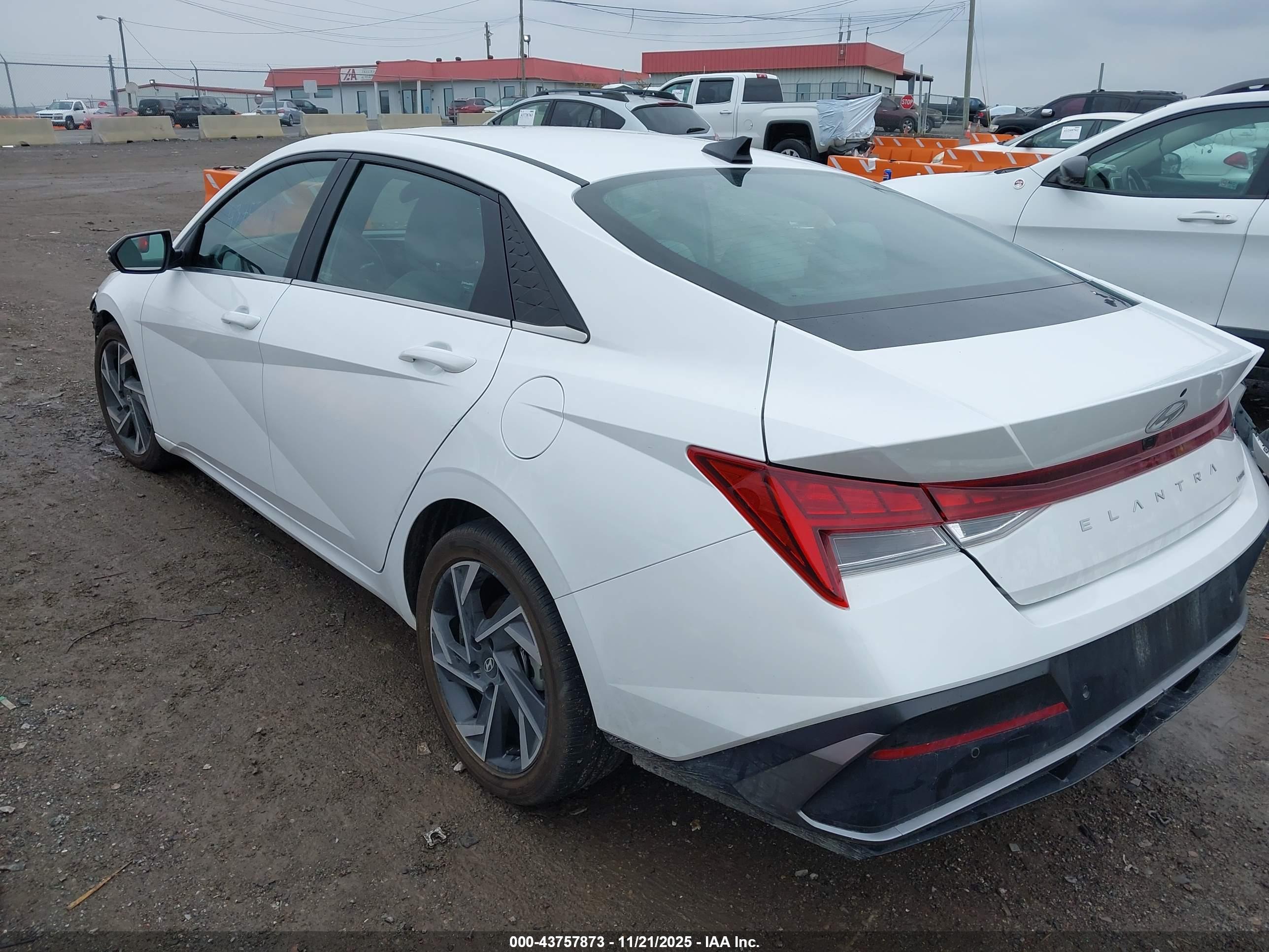 HYUNDAI ELANTRA image 3
