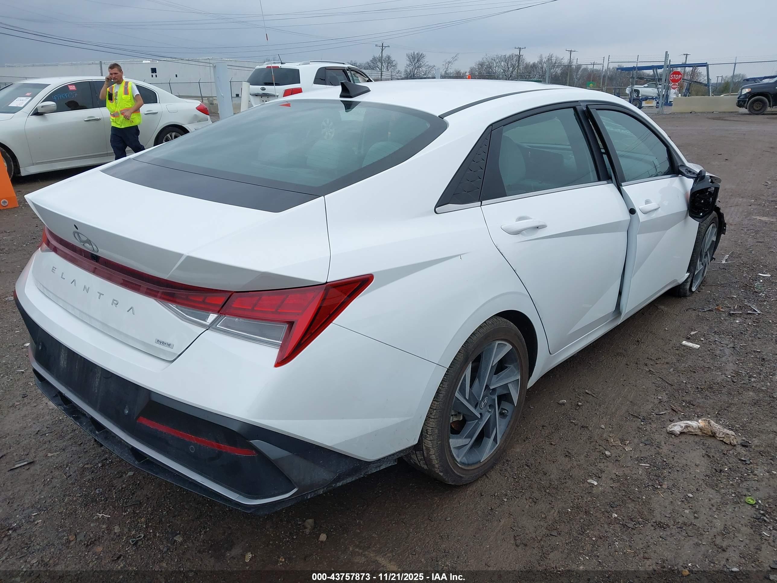HYUNDAI ELANTRA image 4