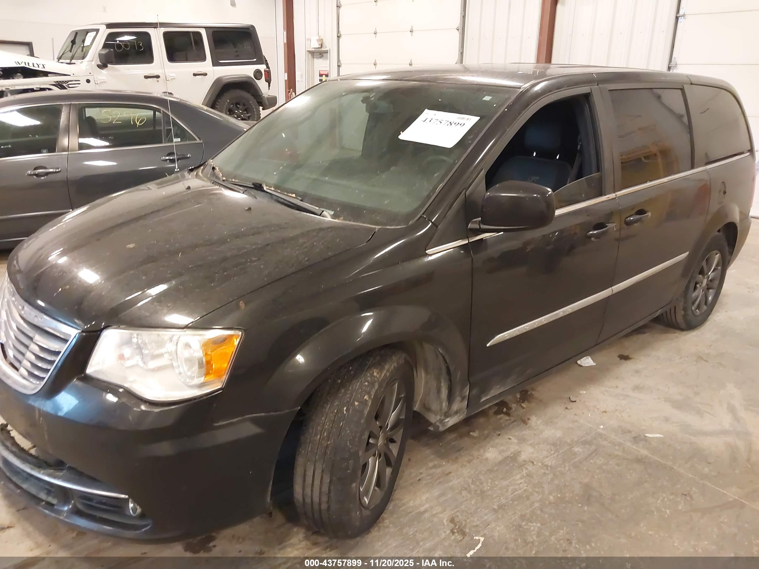 CHRYSLER TOWN image 2