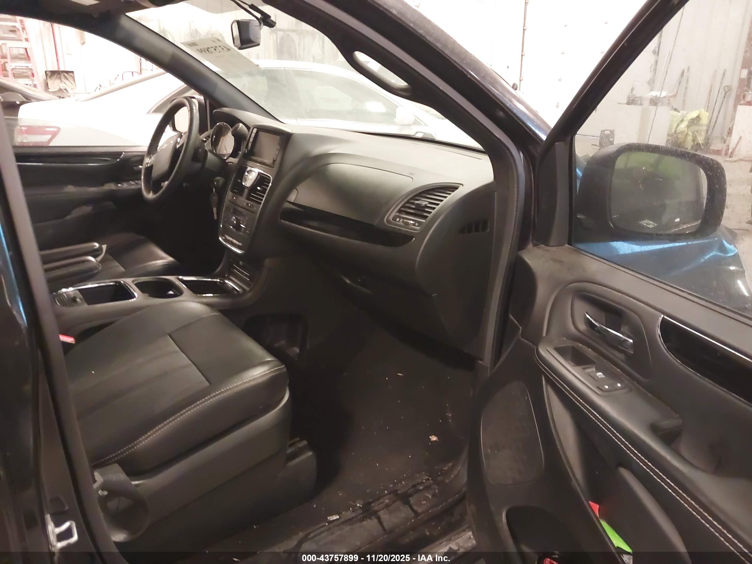 CHRYSLER TOWN image 5