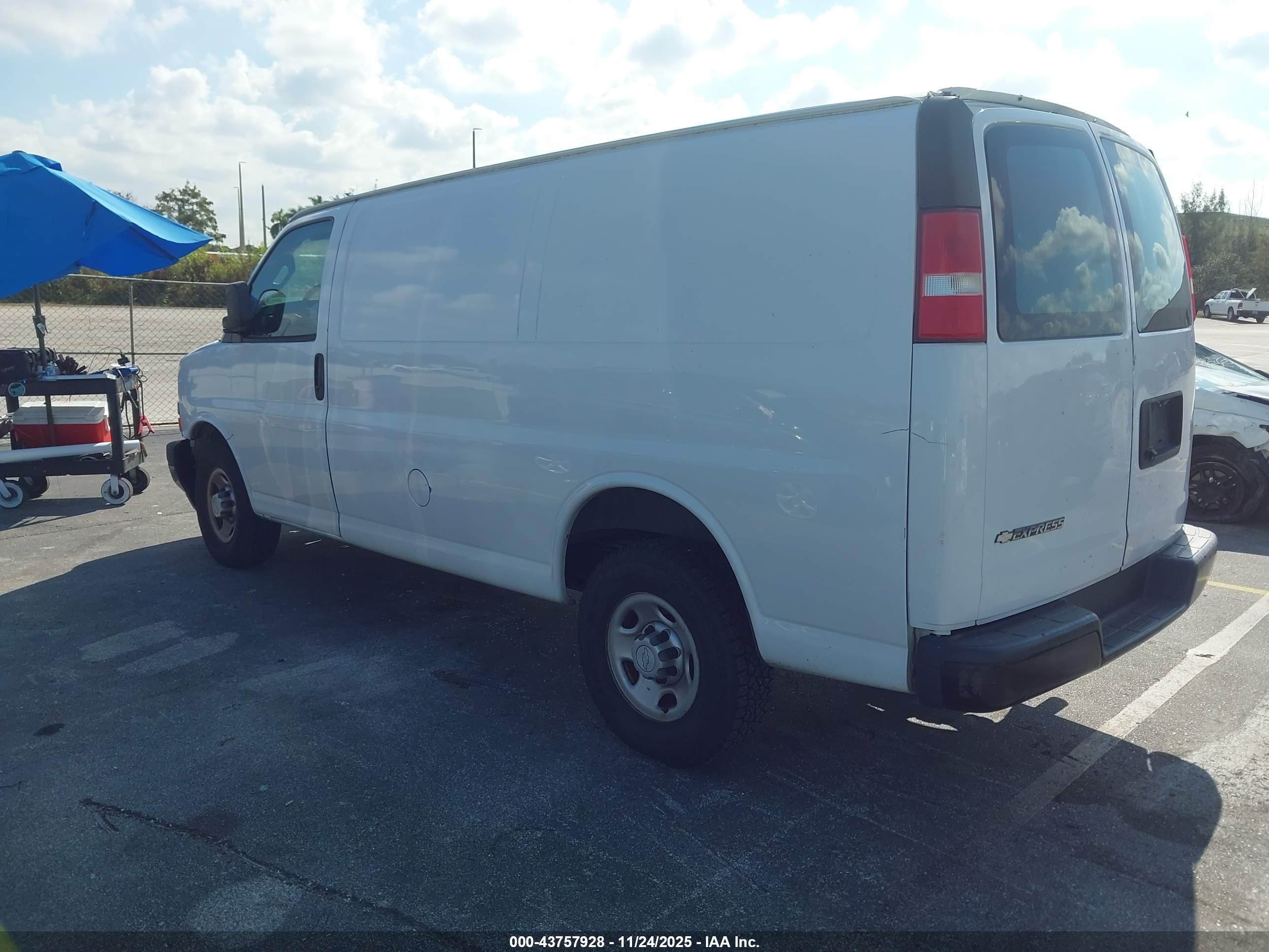 CHEVROLET EXPRESS image 3
