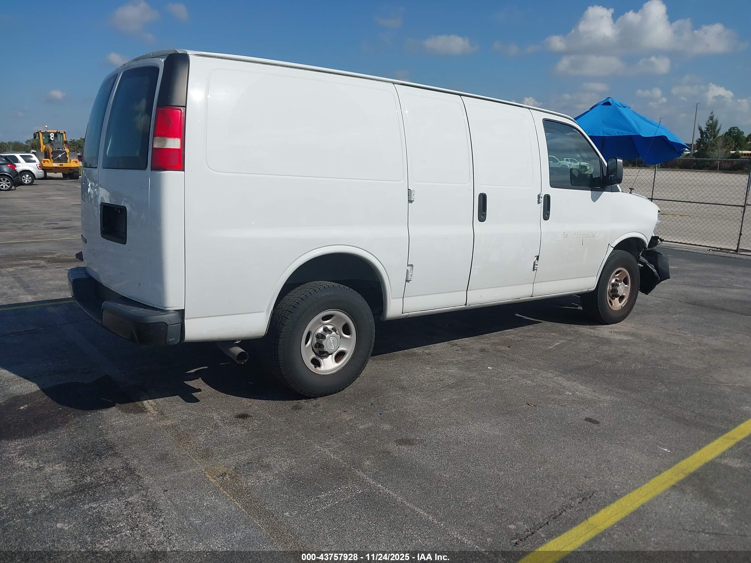 CHEVROLET EXPRESS image 4