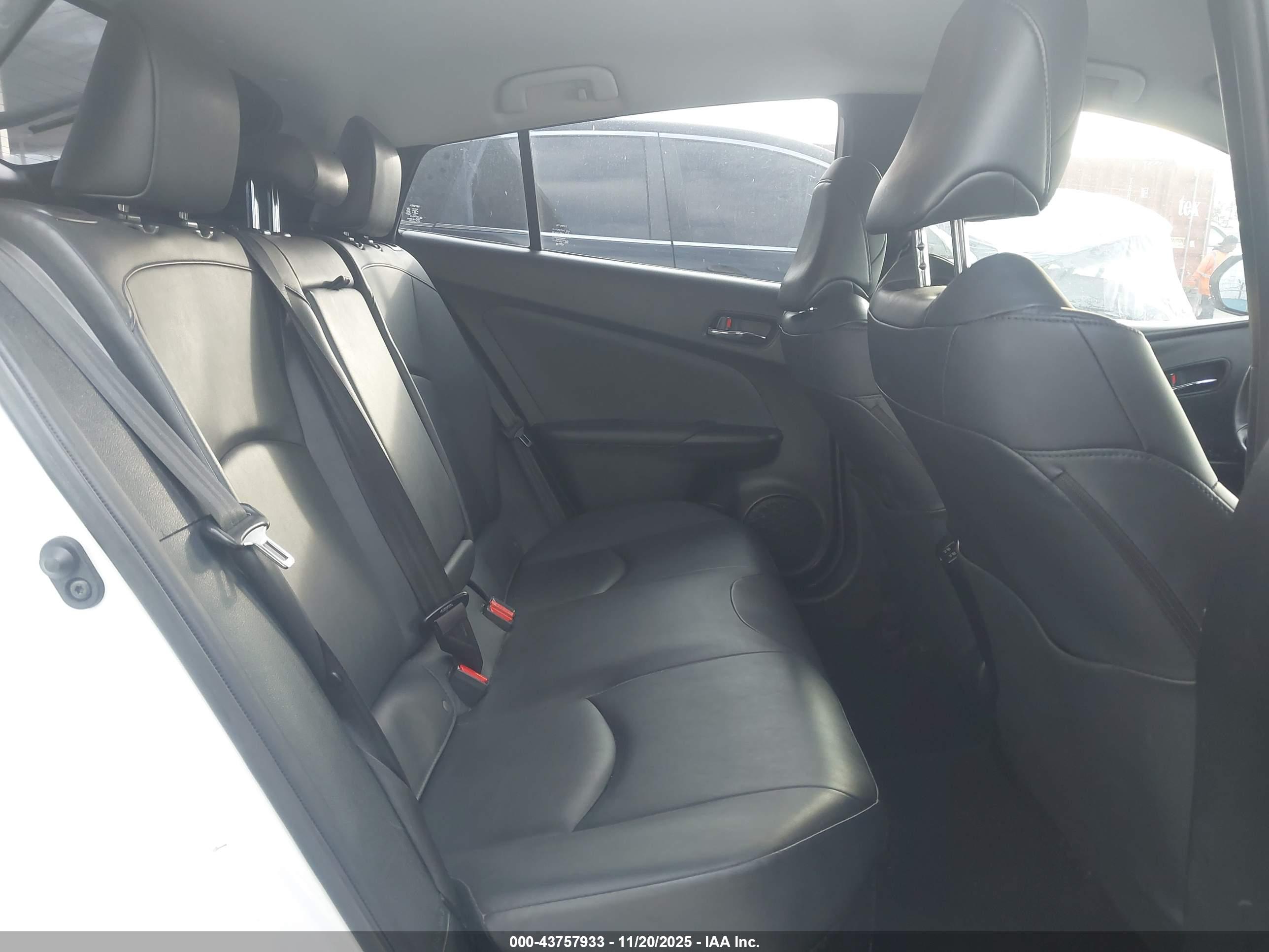 TOYOTA PRIUS image 8
