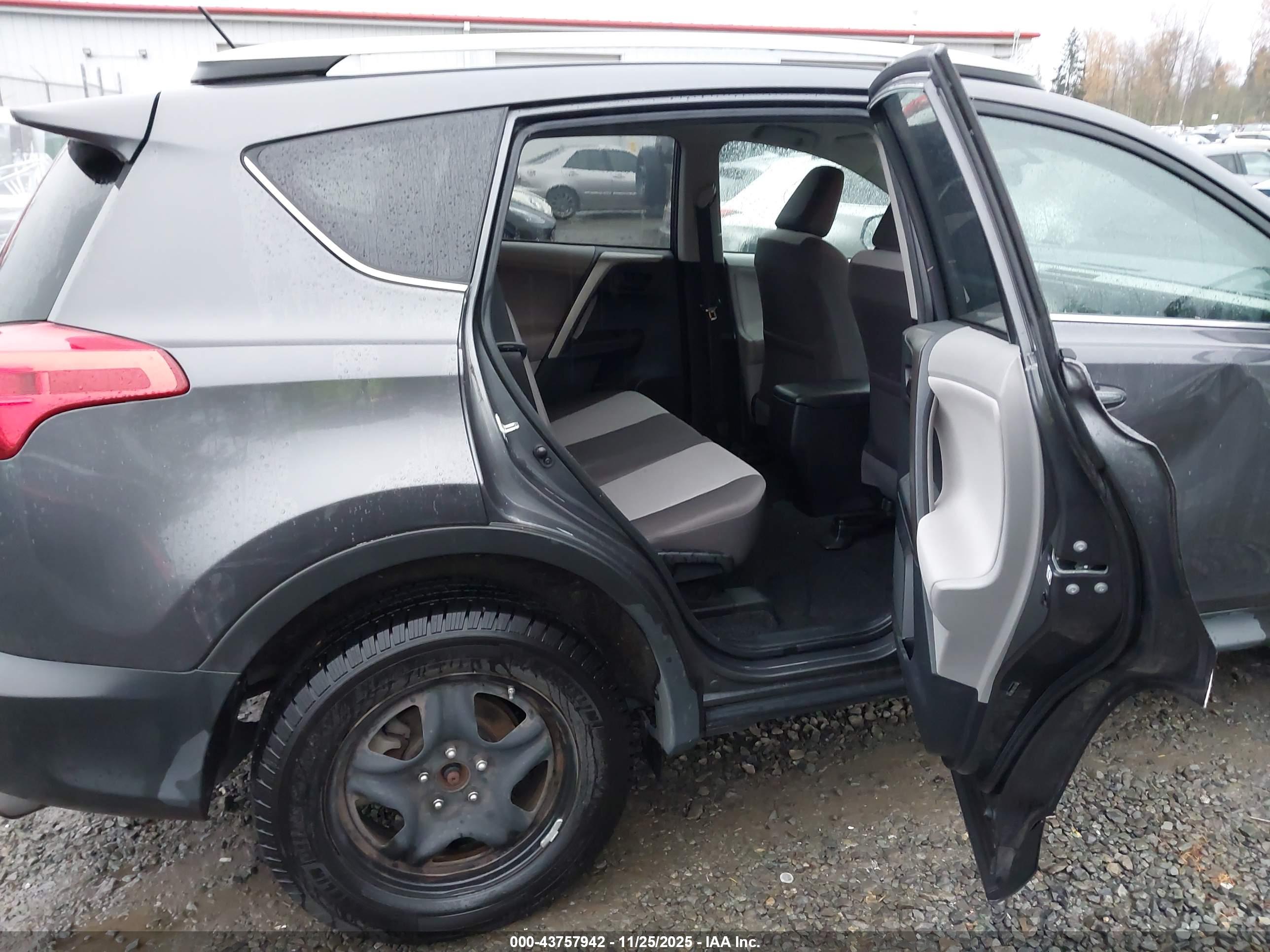 TOYOTA RAV4 image 8