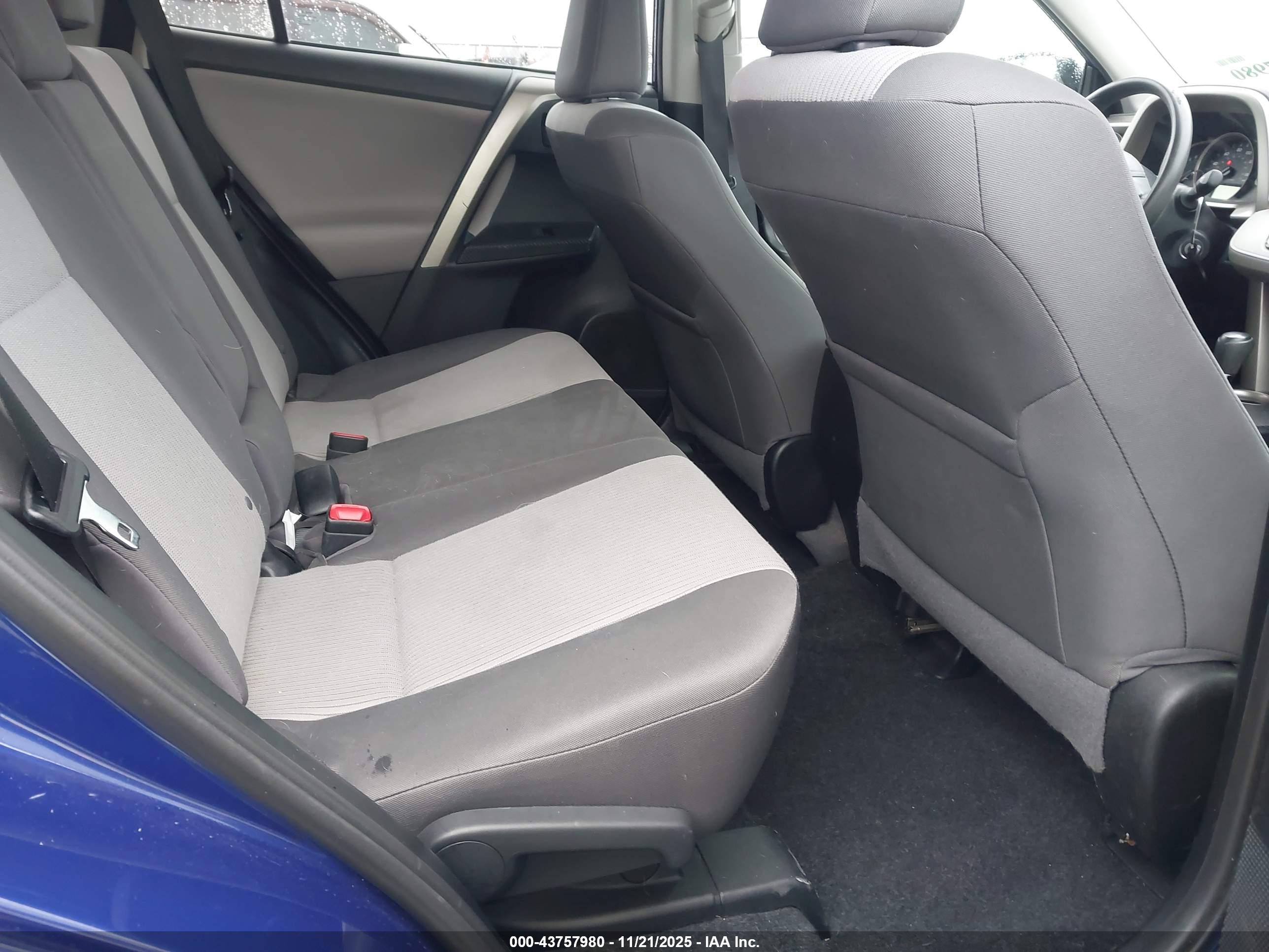 TOYOTA RAV4 image 8