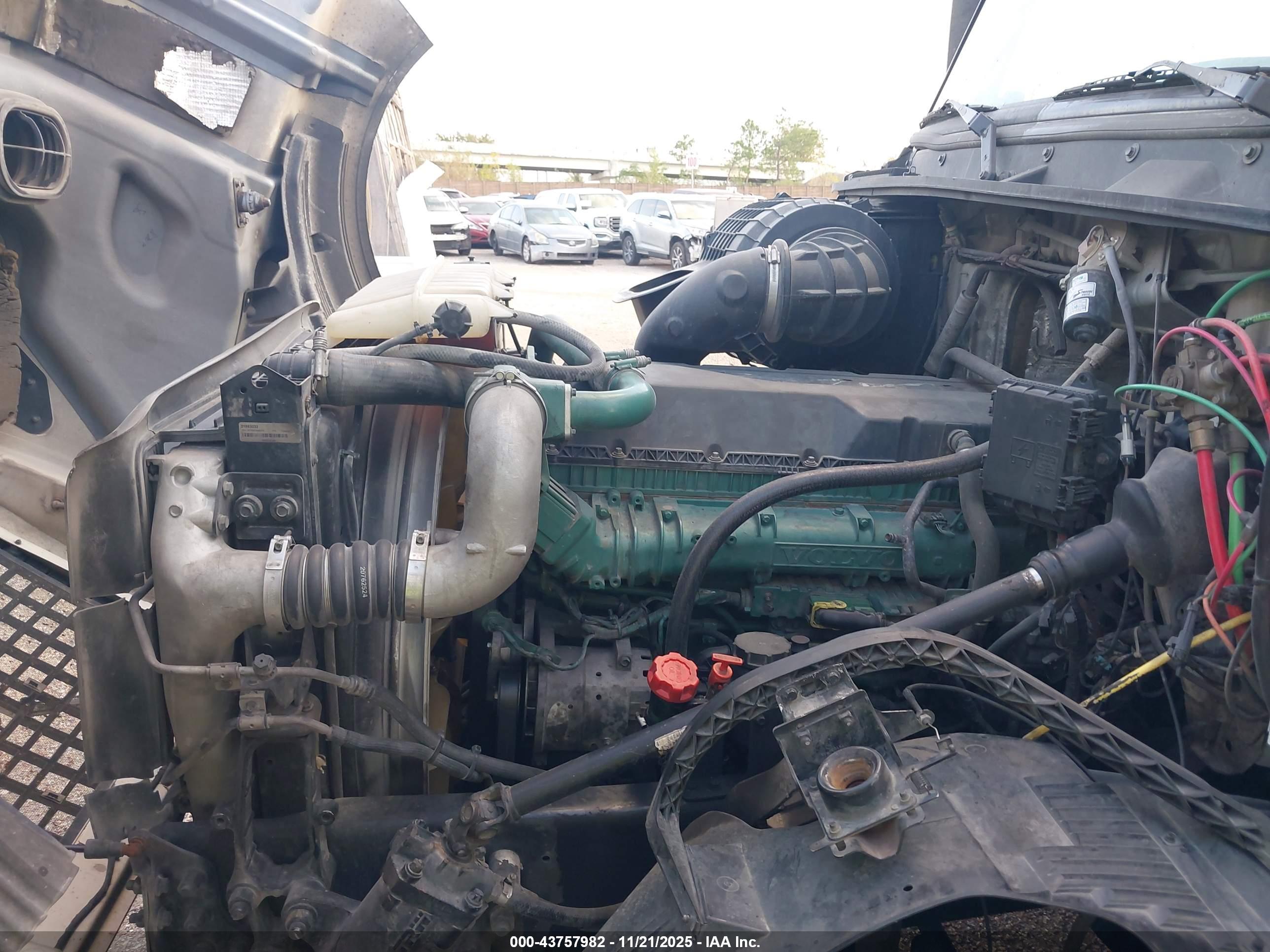 VOLVO VN image 10