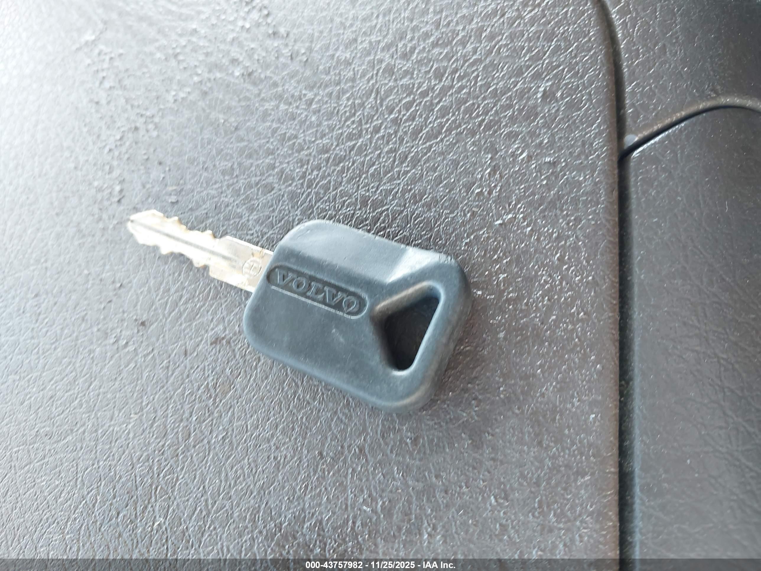 VOLVO VN image 11
