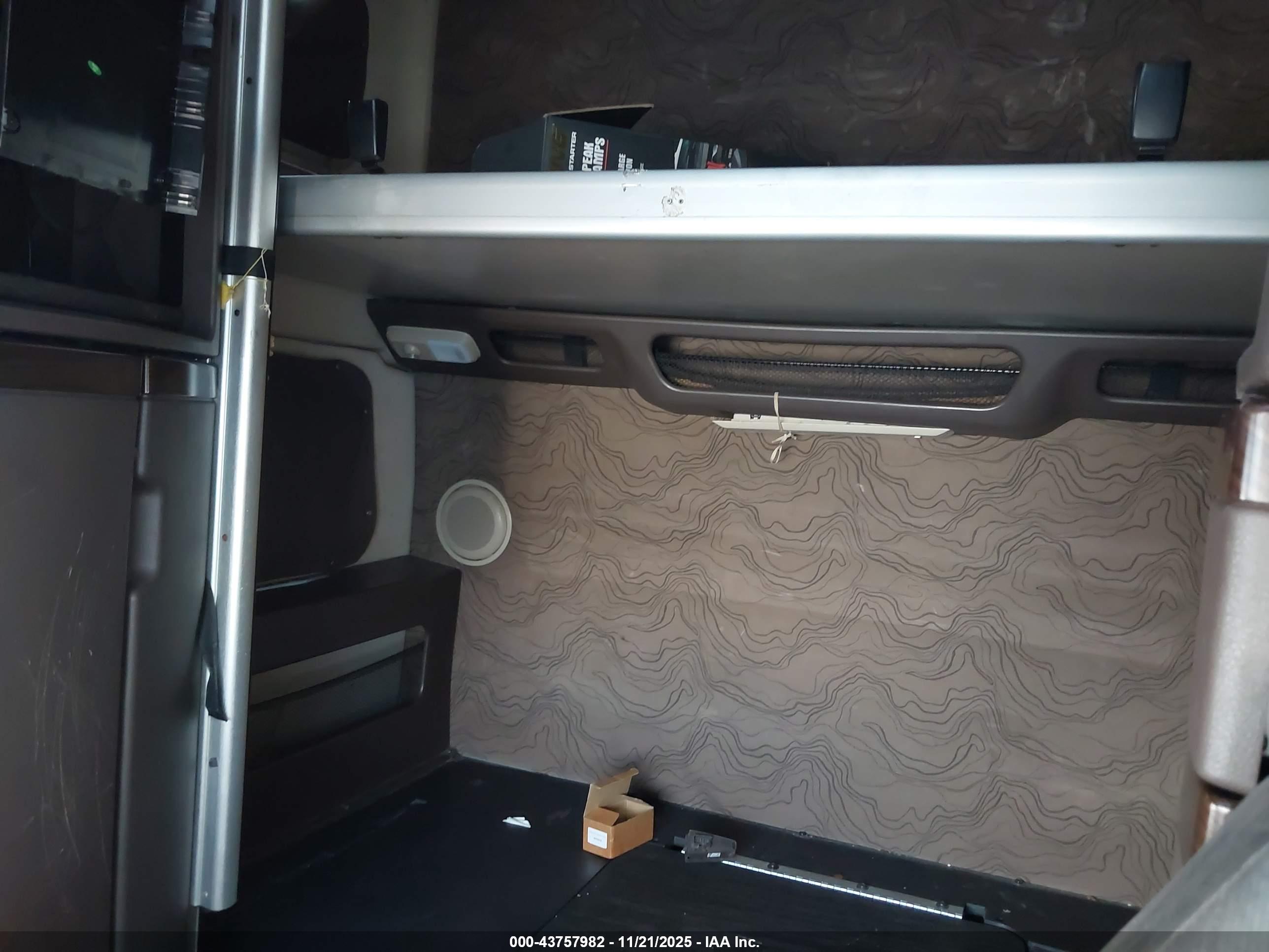 VOLVO VN image 7