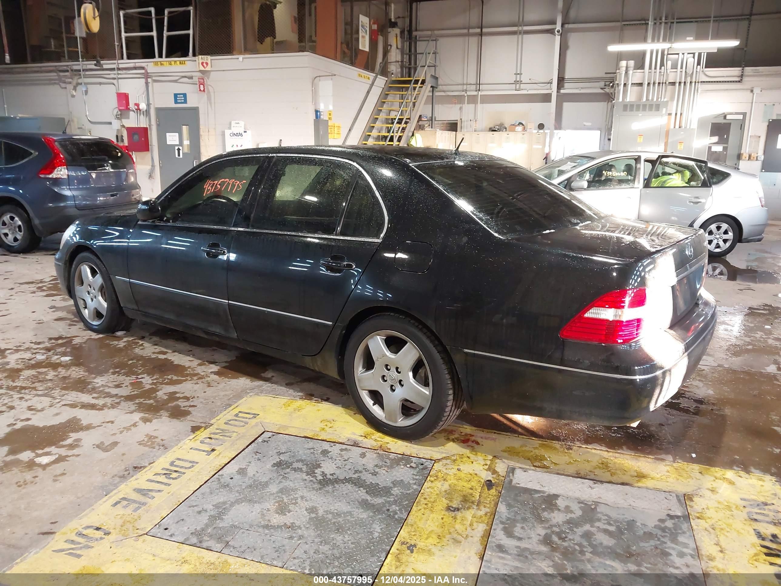 LEXUS LS image 3