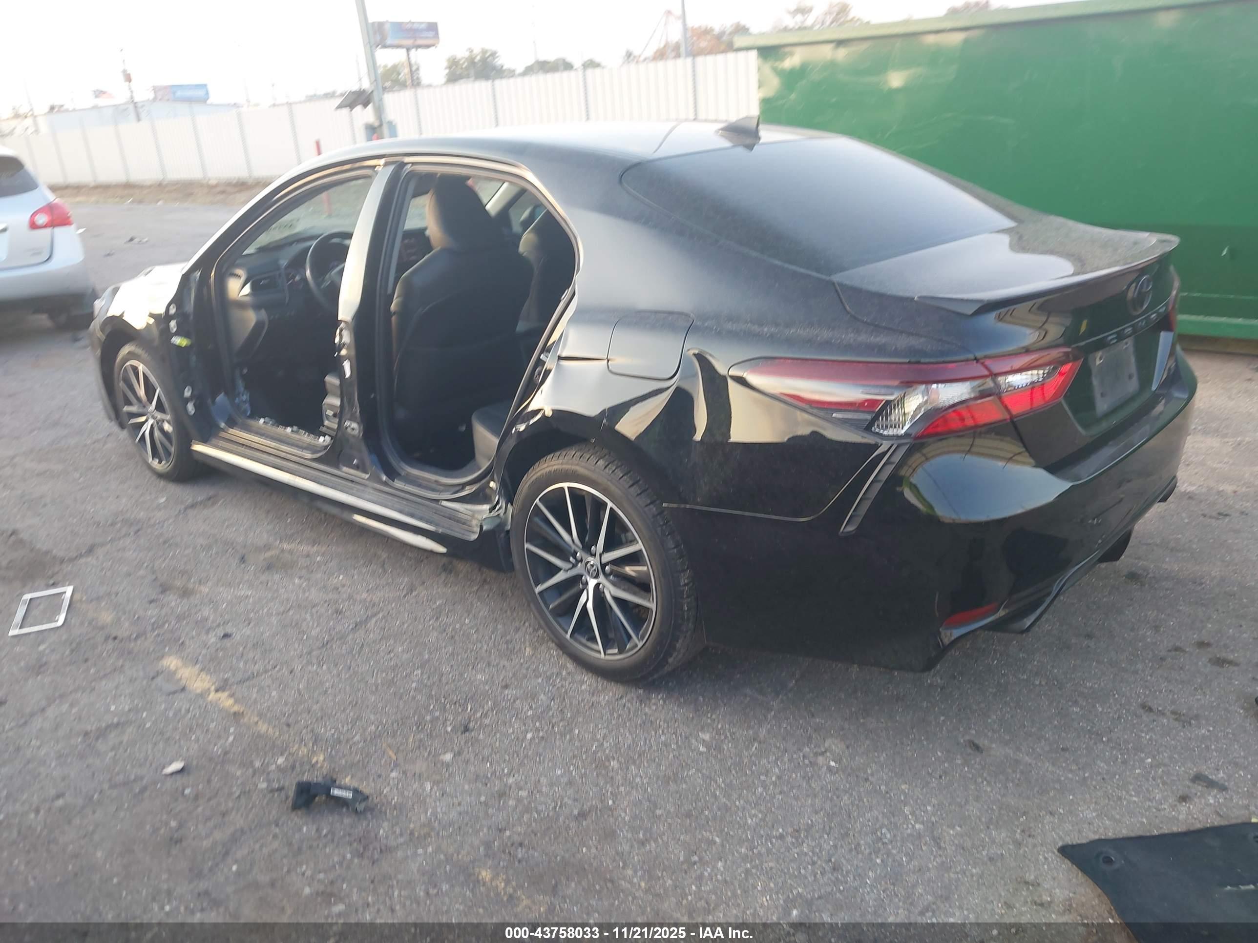 TOYOTA CAMRY image 3