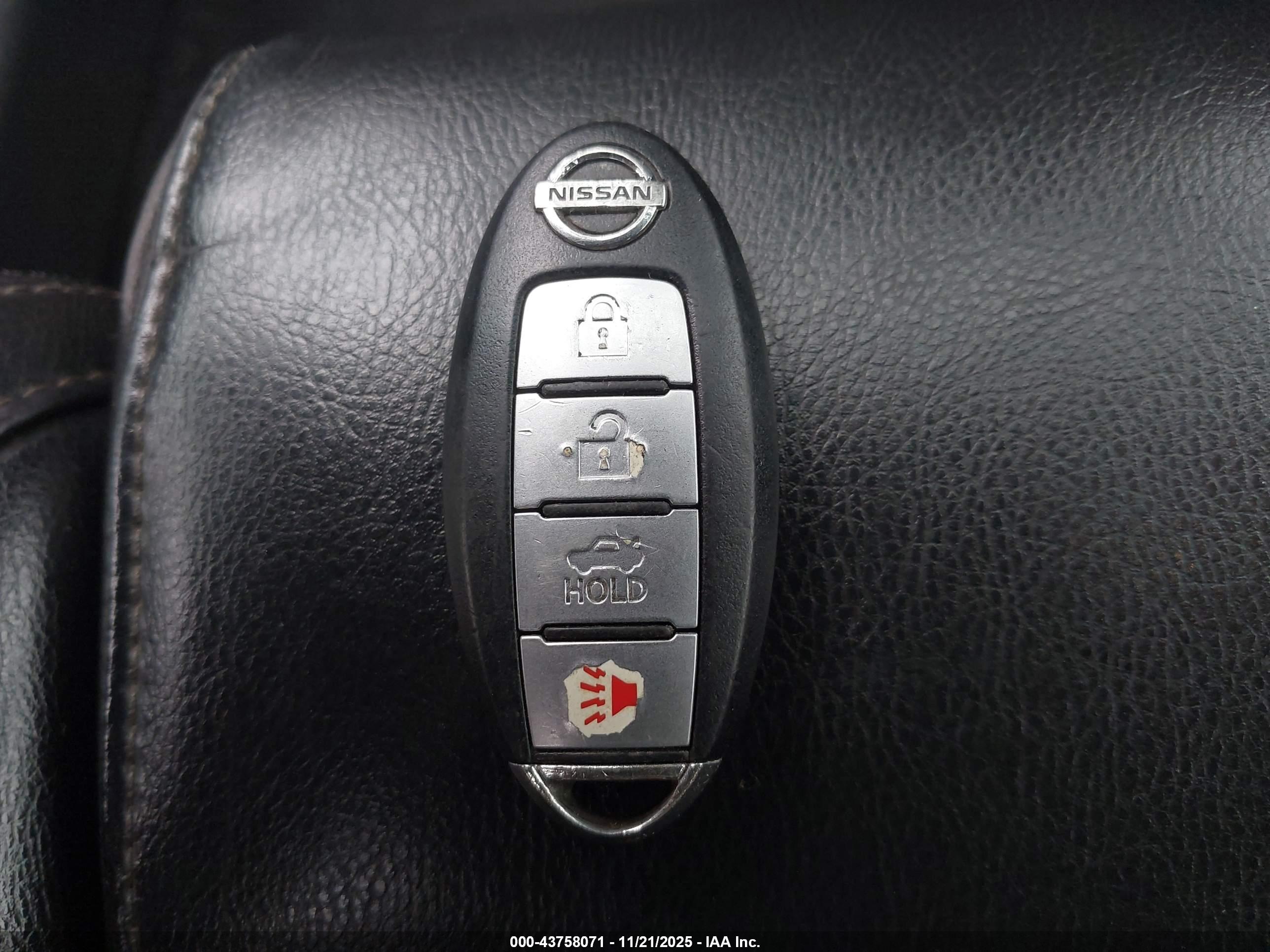 NISSAN MAXIMA image 11