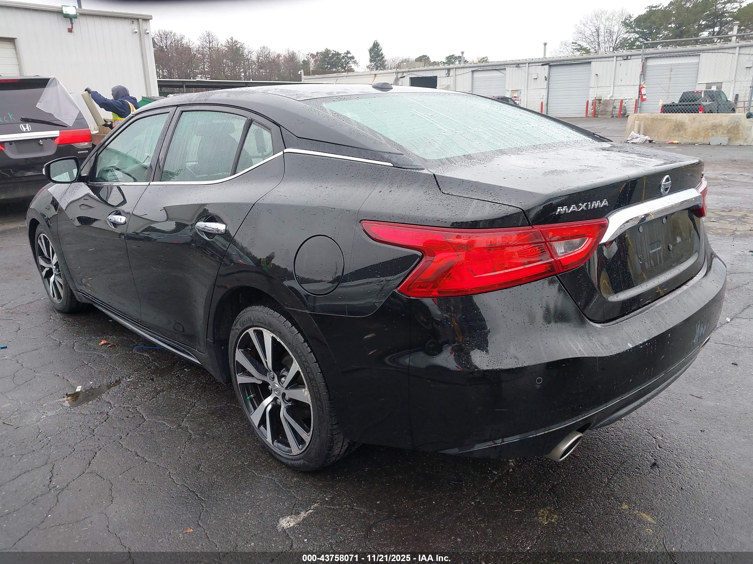 NISSAN MAXIMA image 3