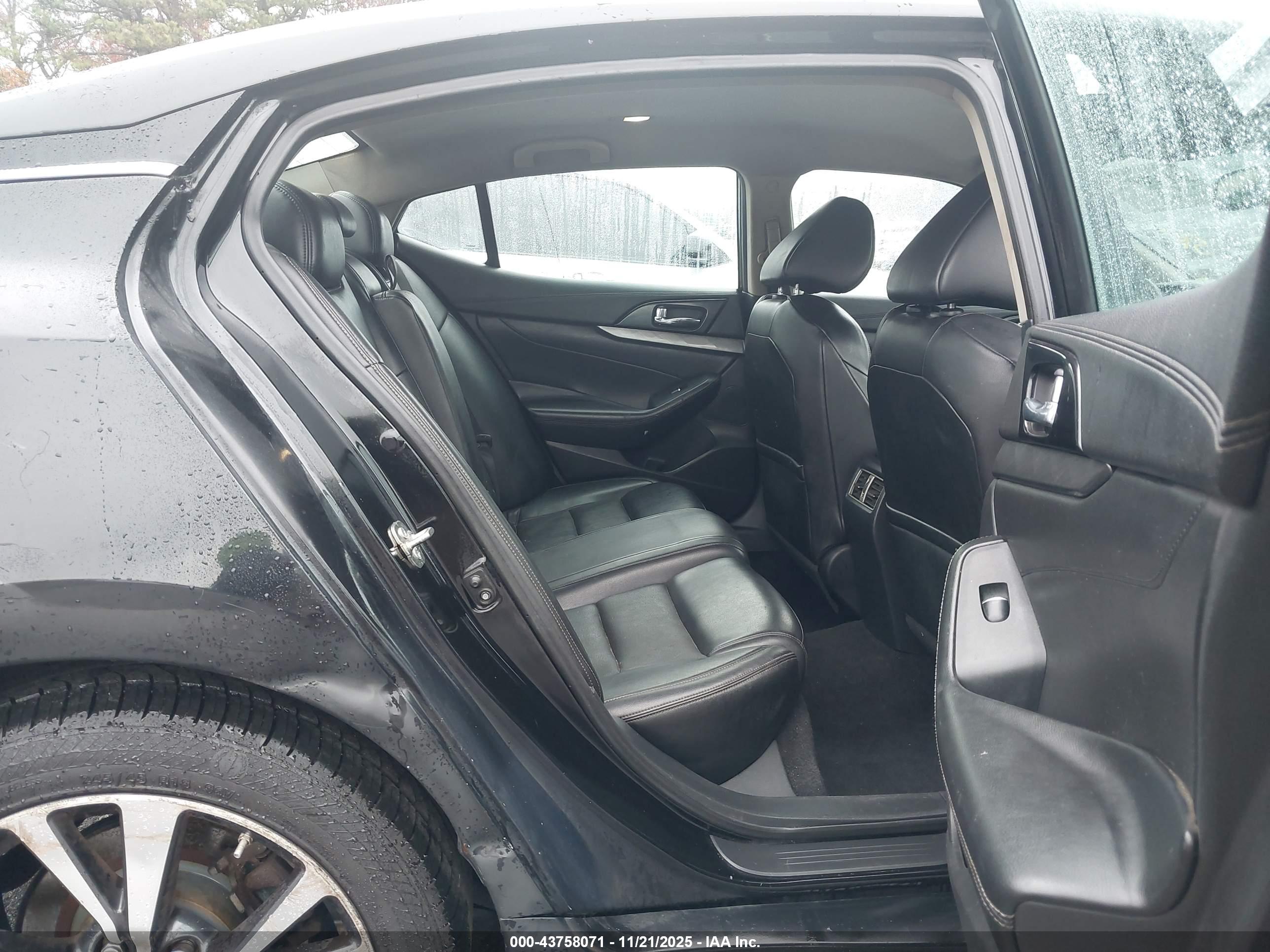 NISSAN MAXIMA image 8
