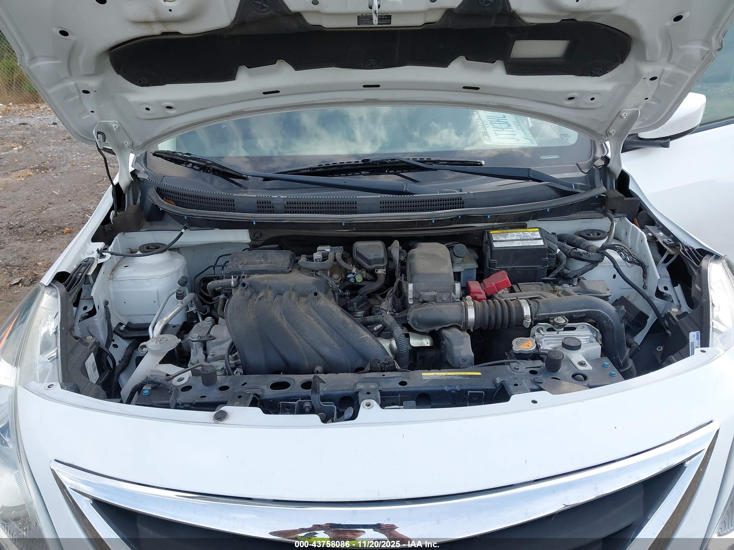 NISSAN VERSA image 10