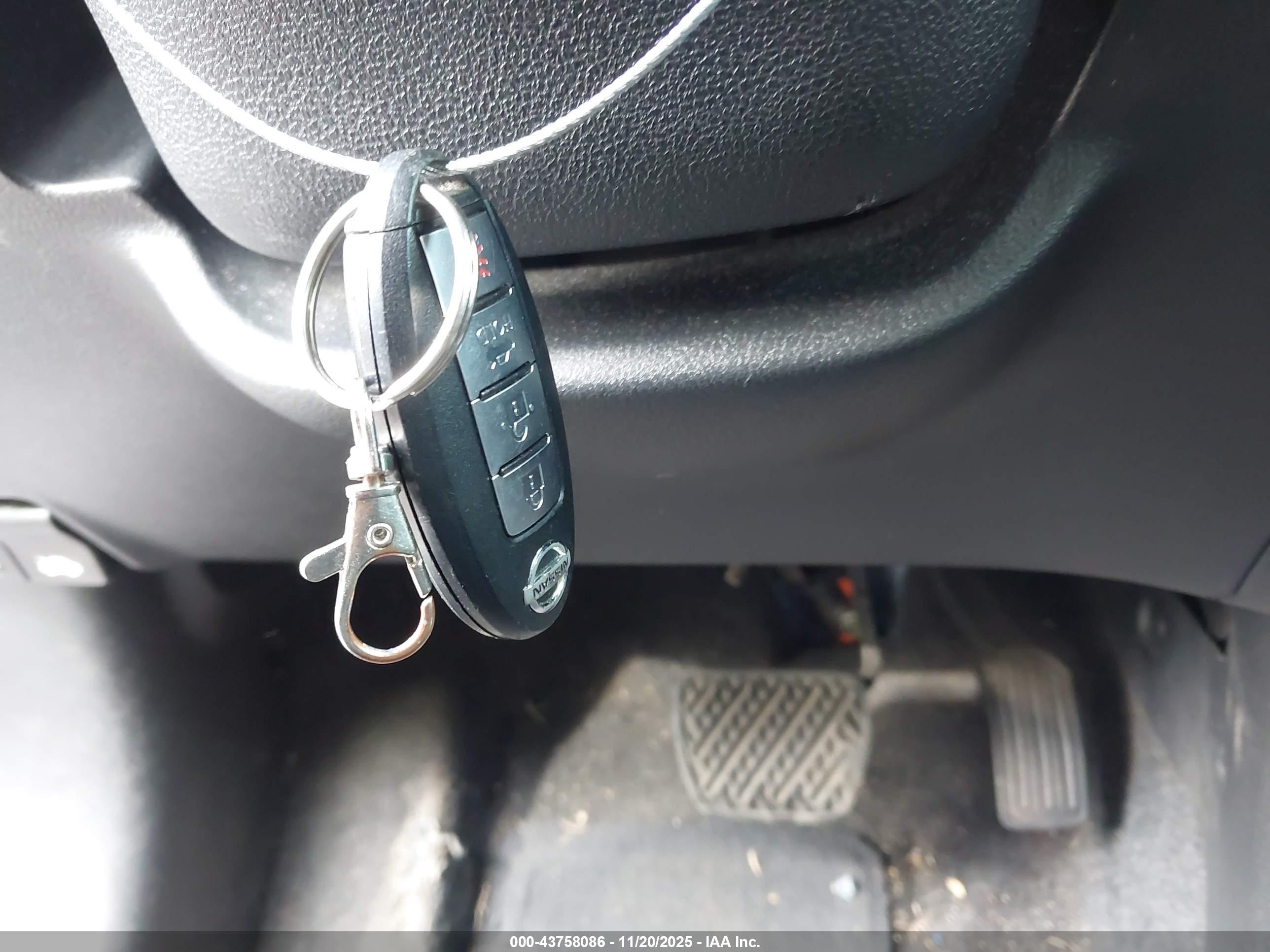 NISSAN VERSA image 11