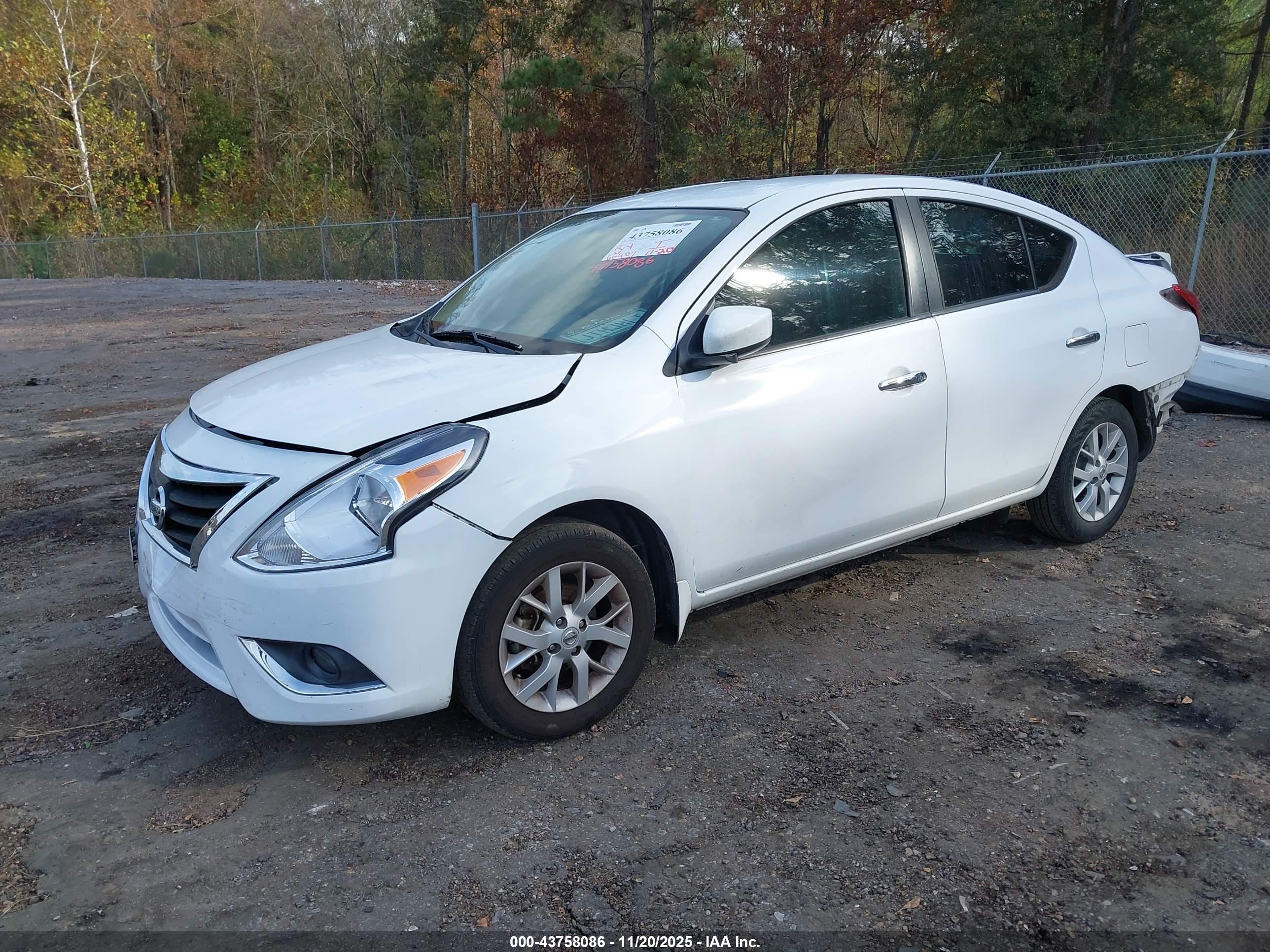 NISSAN VERSA image 2