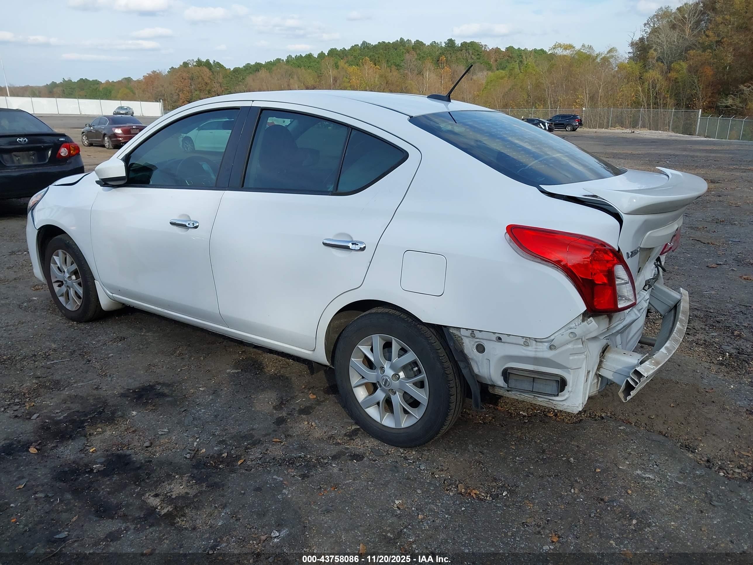 NISSAN VERSA image 3