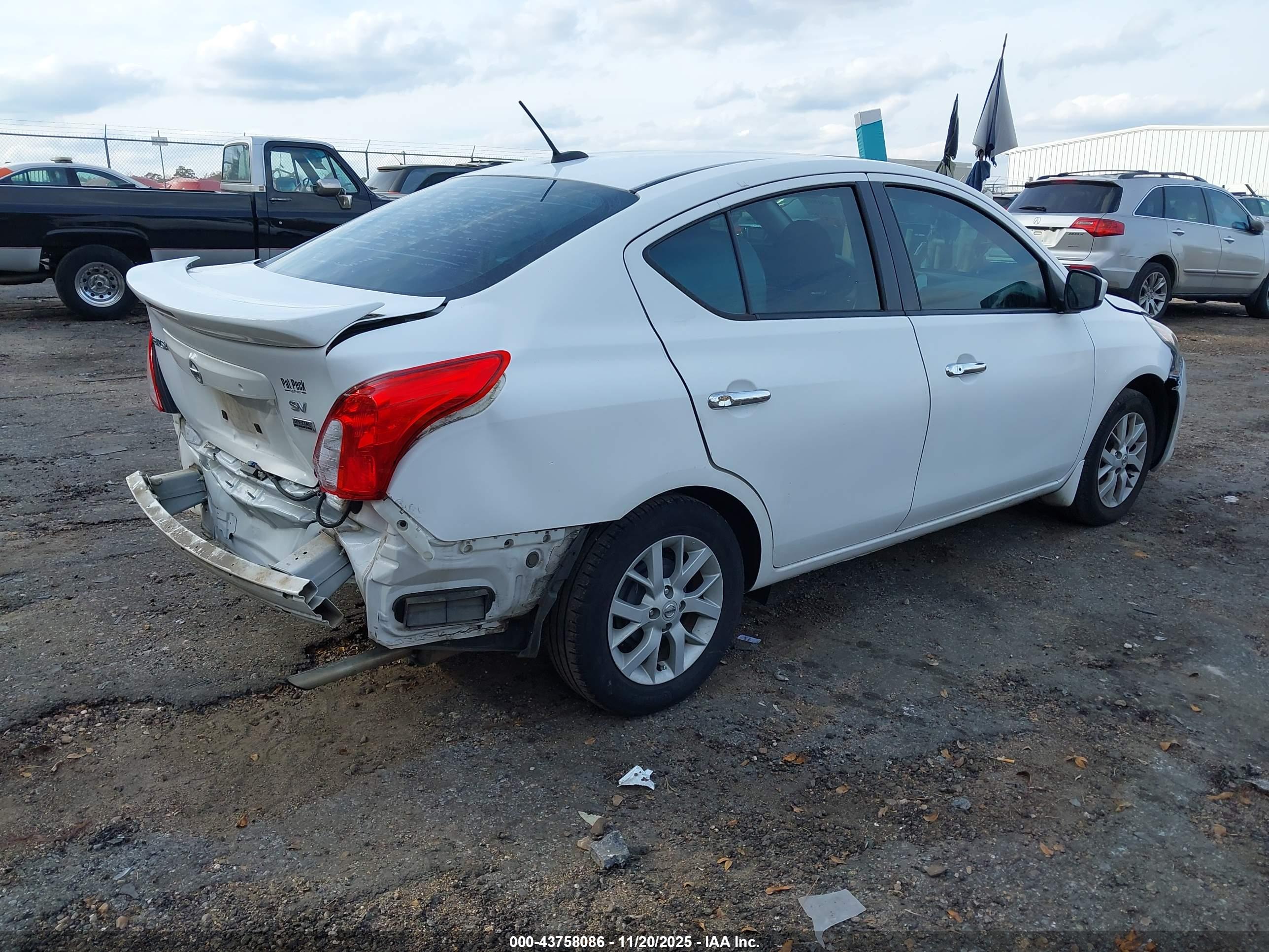 NISSAN VERSA image 4