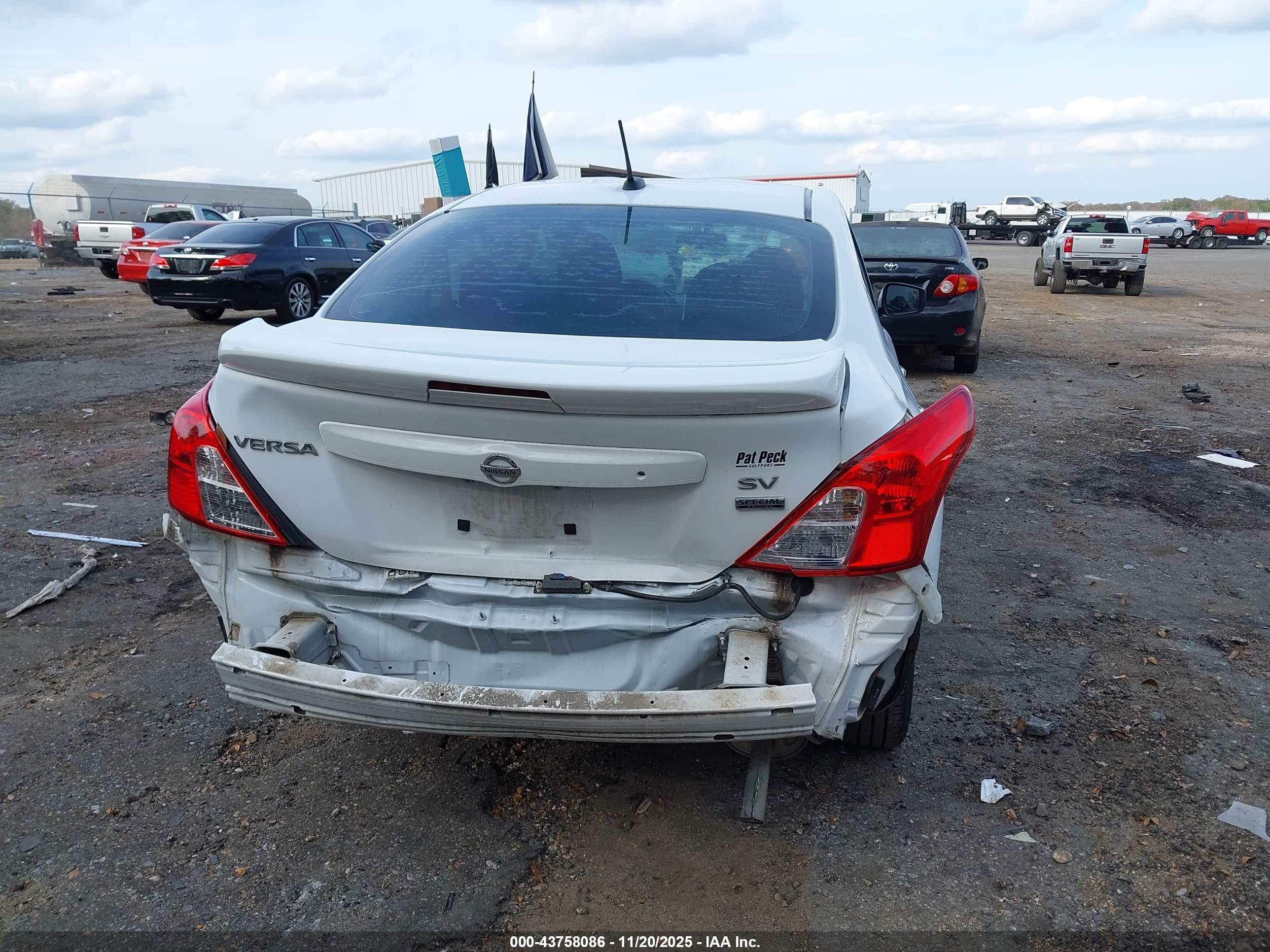 NISSAN VERSA image 6