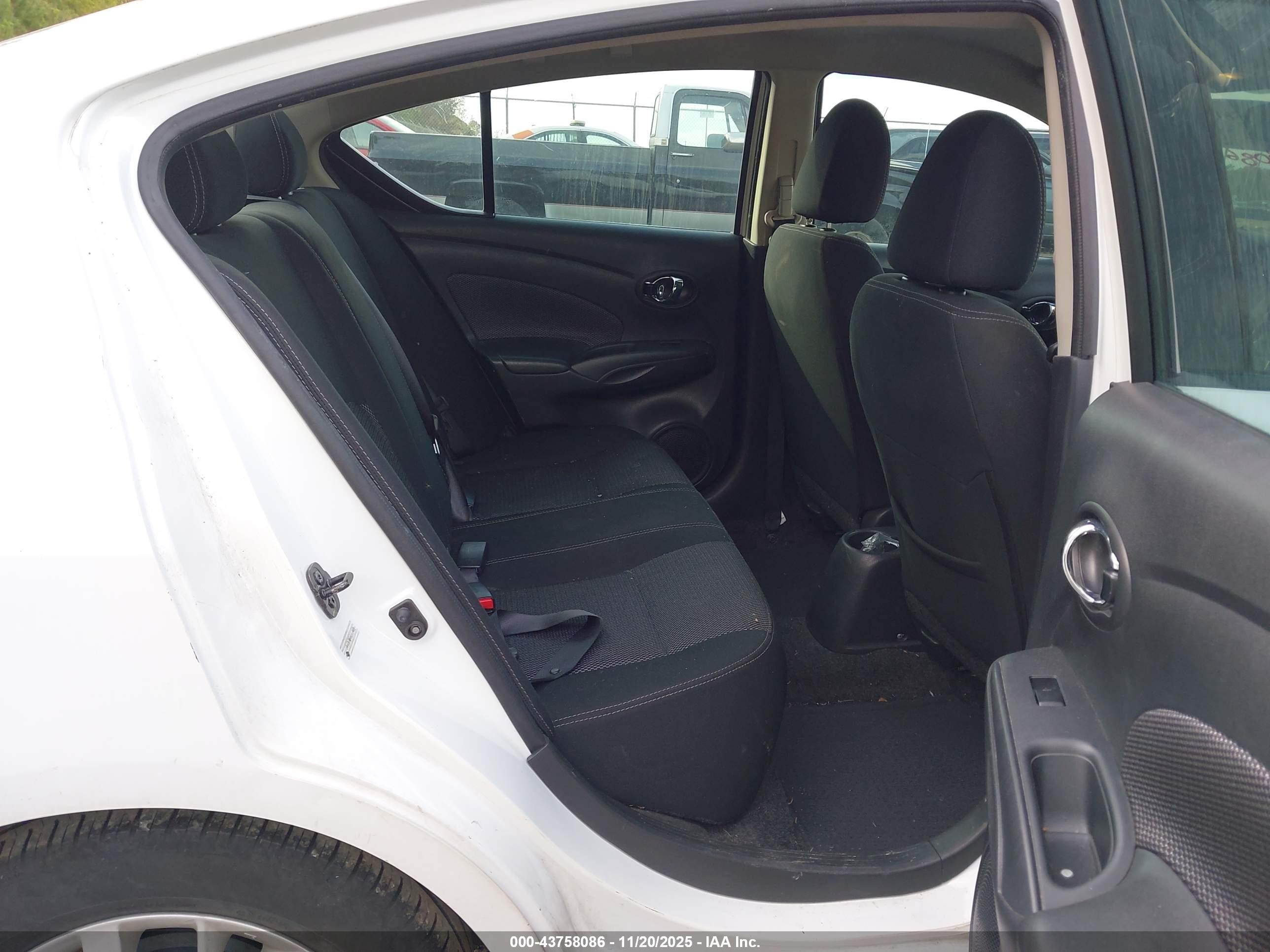 NISSAN VERSA image 8