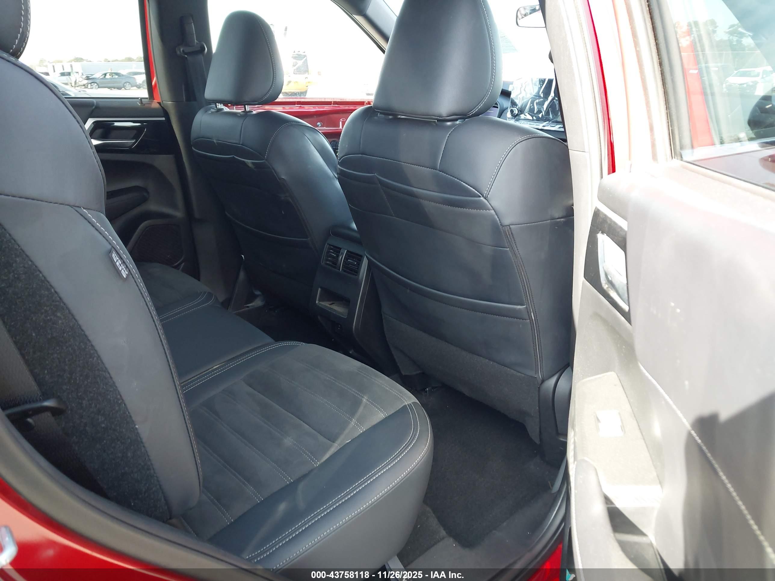 MITSUBISHI OUTLANDER image 8