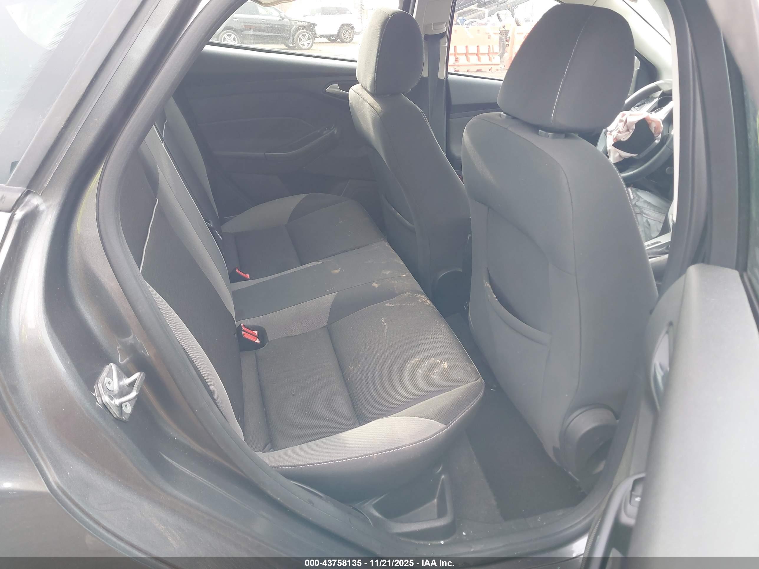 FORD FOCUS image 8
