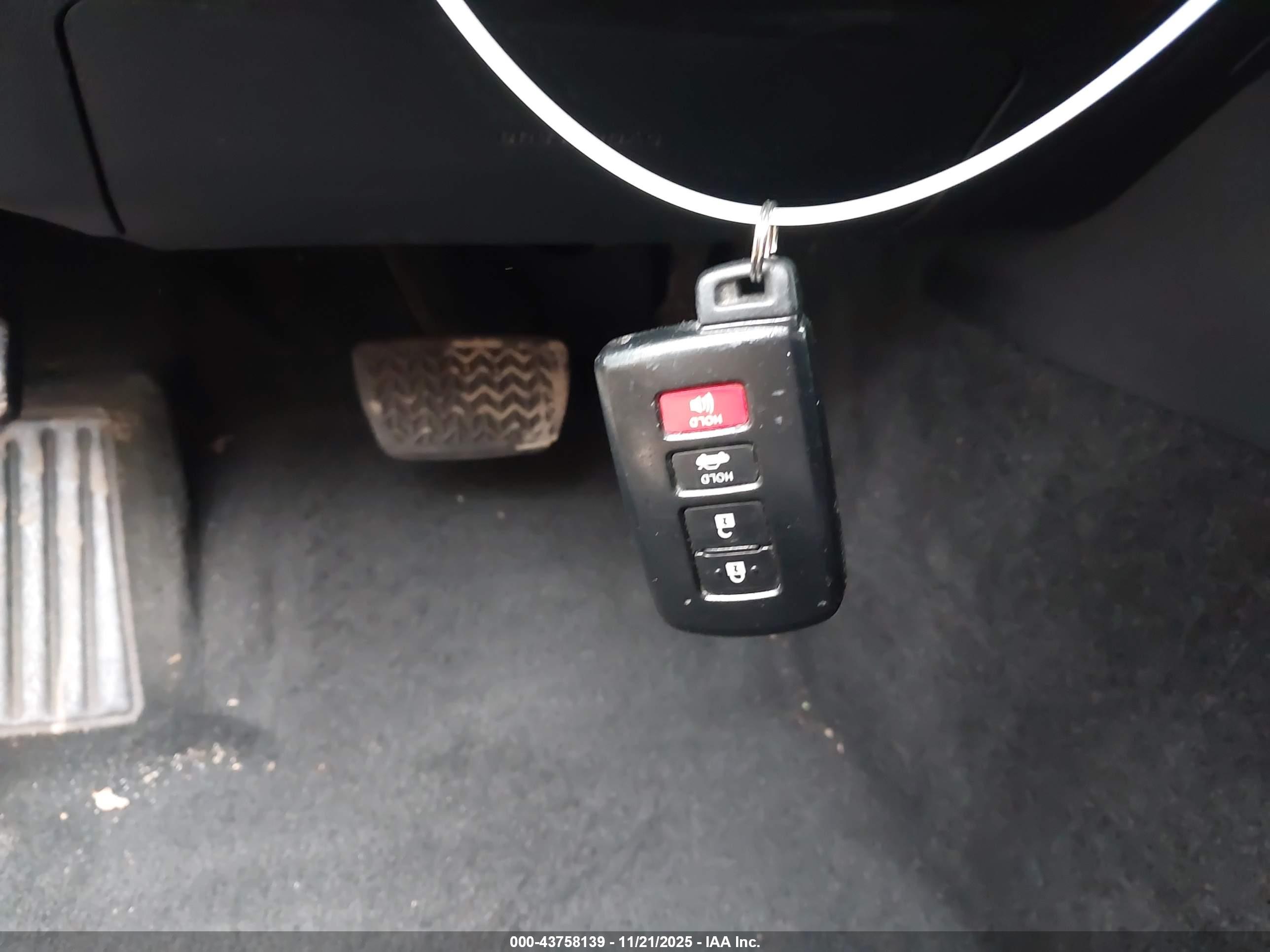 TOYOTA AVALON image 11